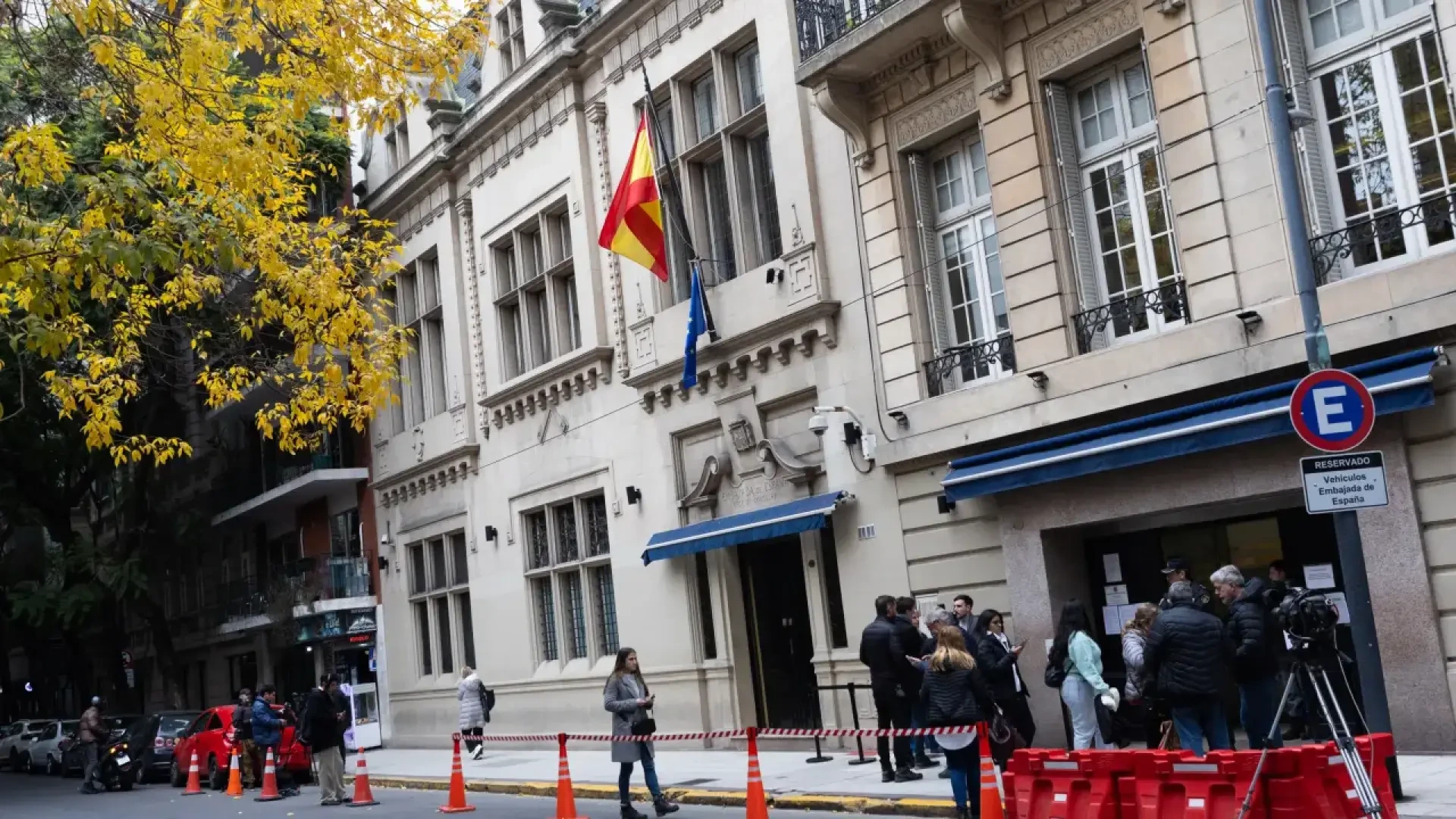 Solo 901 de 163.355 nacionalizados por la 'ley de nietos' acreditan ser descendientes de exiliados en la lista entregada por el Gobierno