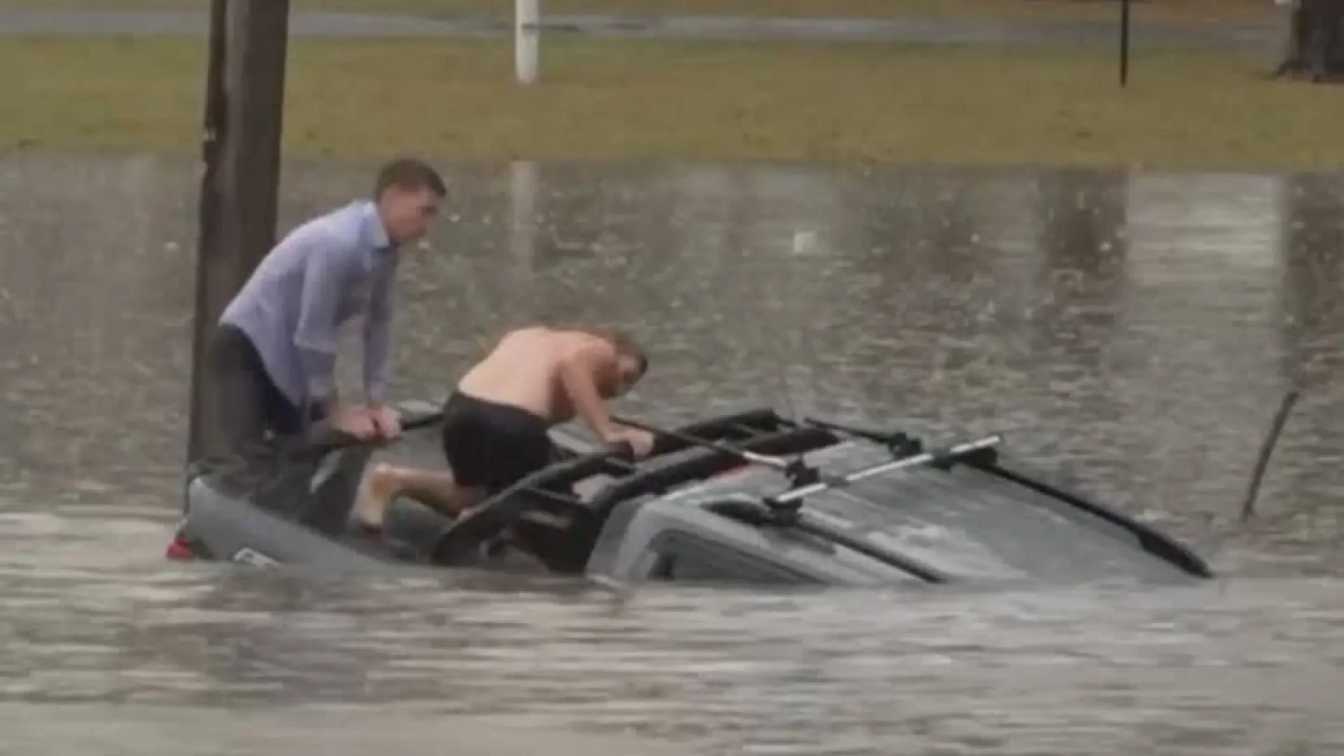 Un reportero de TV salva a un conductor de ahogarse cuando su coche se hundía en unas inundaciones