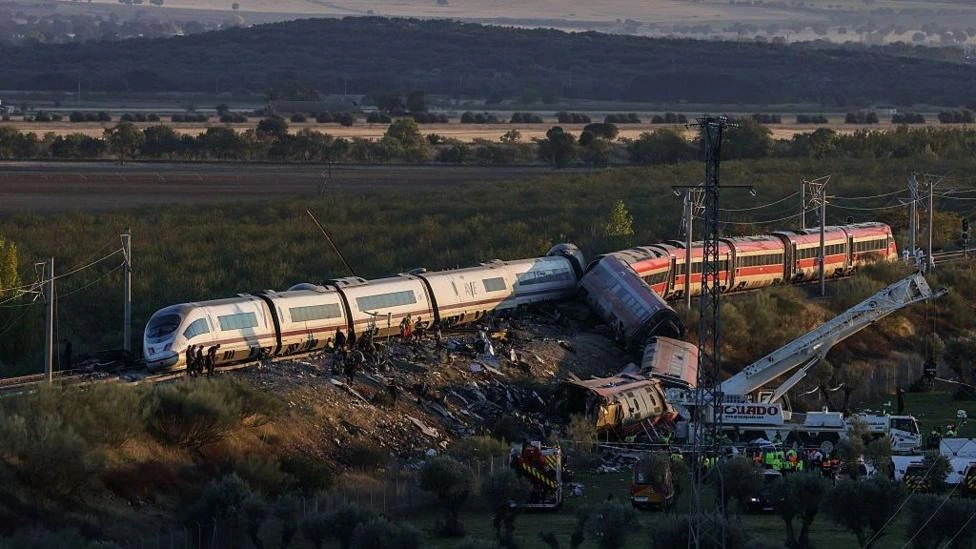 Al menos 69 muertos en un choque de trenes de alta velocidad en España tras una decisión "inexplicable" del centro de control