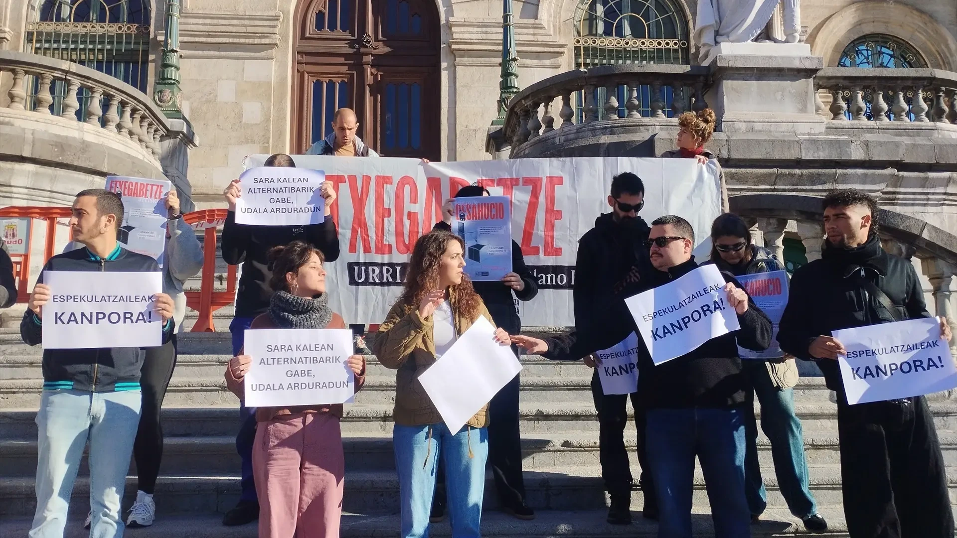 El Sindicato AZET llama a frenar el desahucio de una mujer, sus dos hijas y de su madre anciana en Bilbao