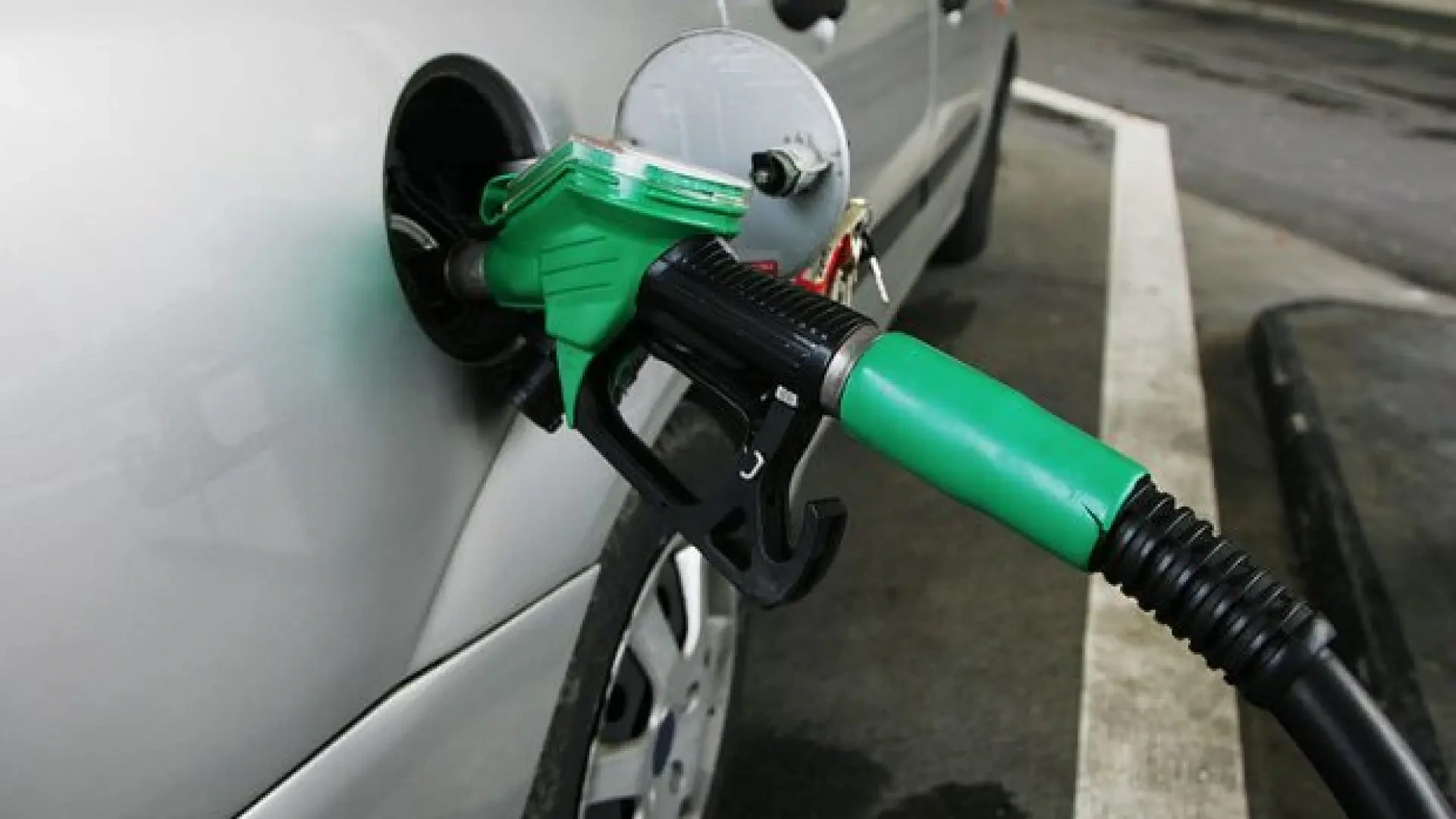 El precio de las gasolinas se abarata en la última semana pero llenar el depósito de diésel sigue costando más de 100 euros