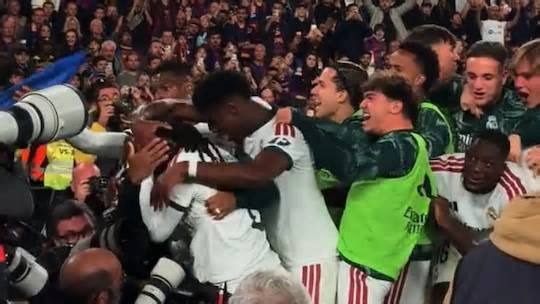 Camavinga fue agredido con una bandera en la celebración del segundo gol del Madrid: también se lanzaron objetos