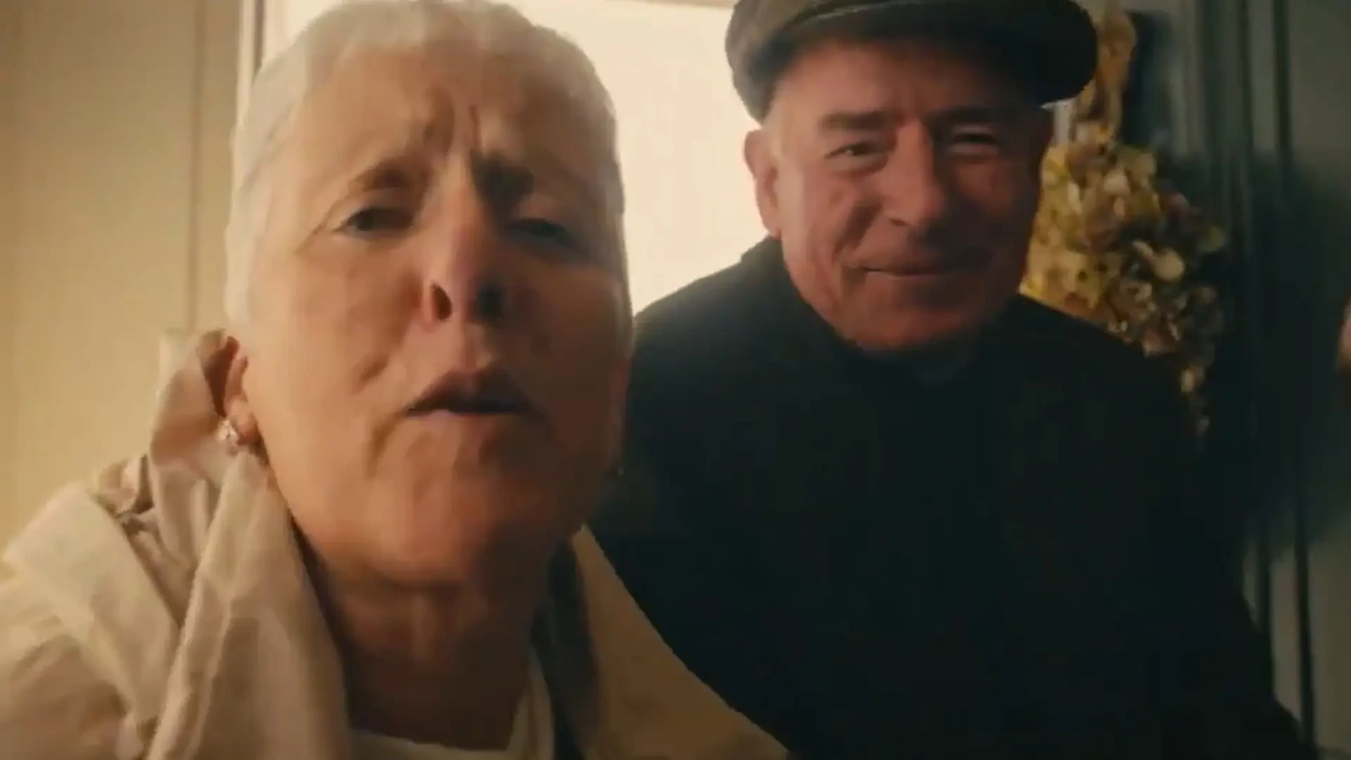 Irlanda retira una campaña contra el abuso sexual que instaba a los abuelos a no besar ni abrazar a sus nietos