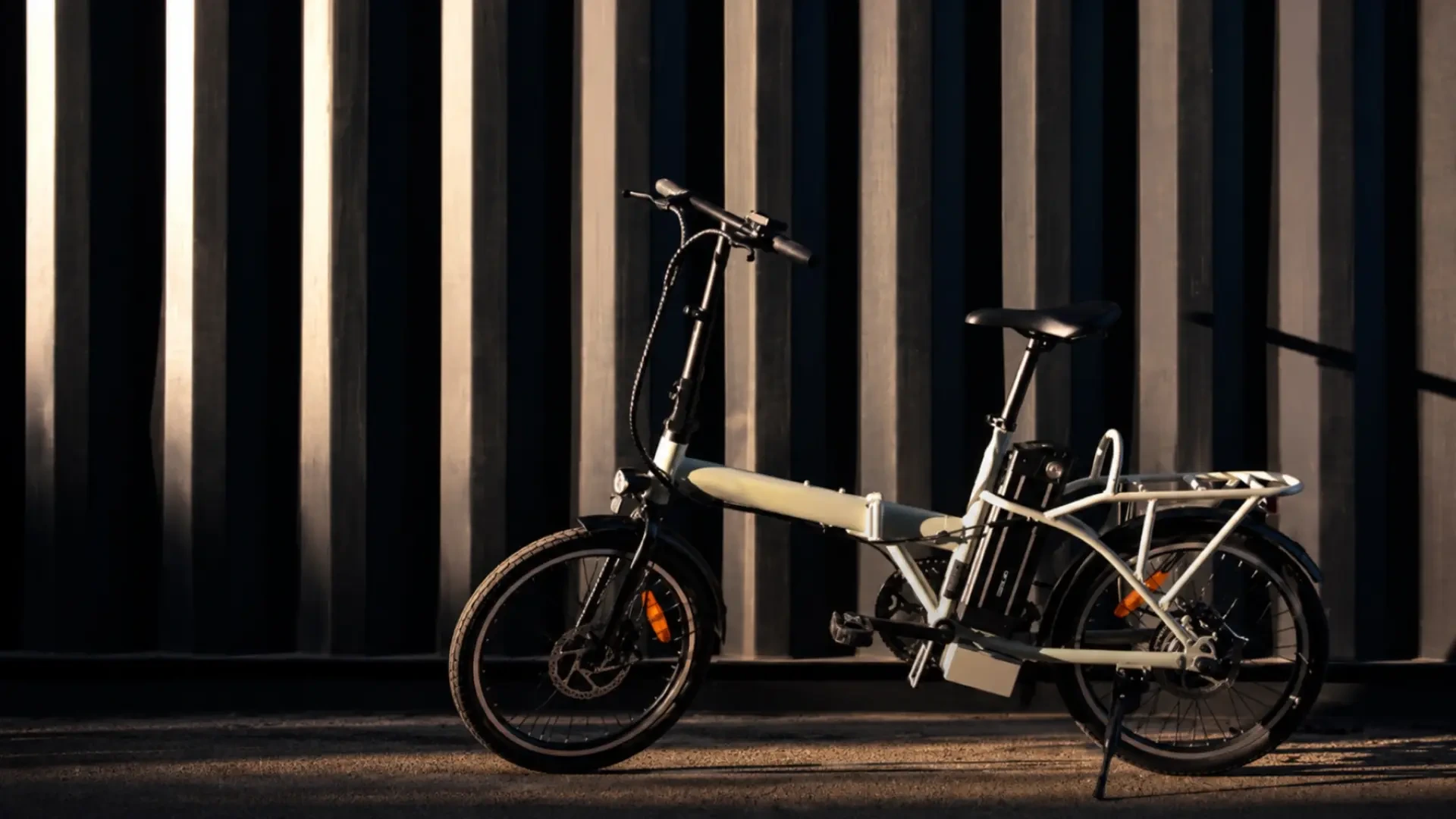 Plegable y eléctrica: esta bicicleta es de las más baratas para moverte sin sudar