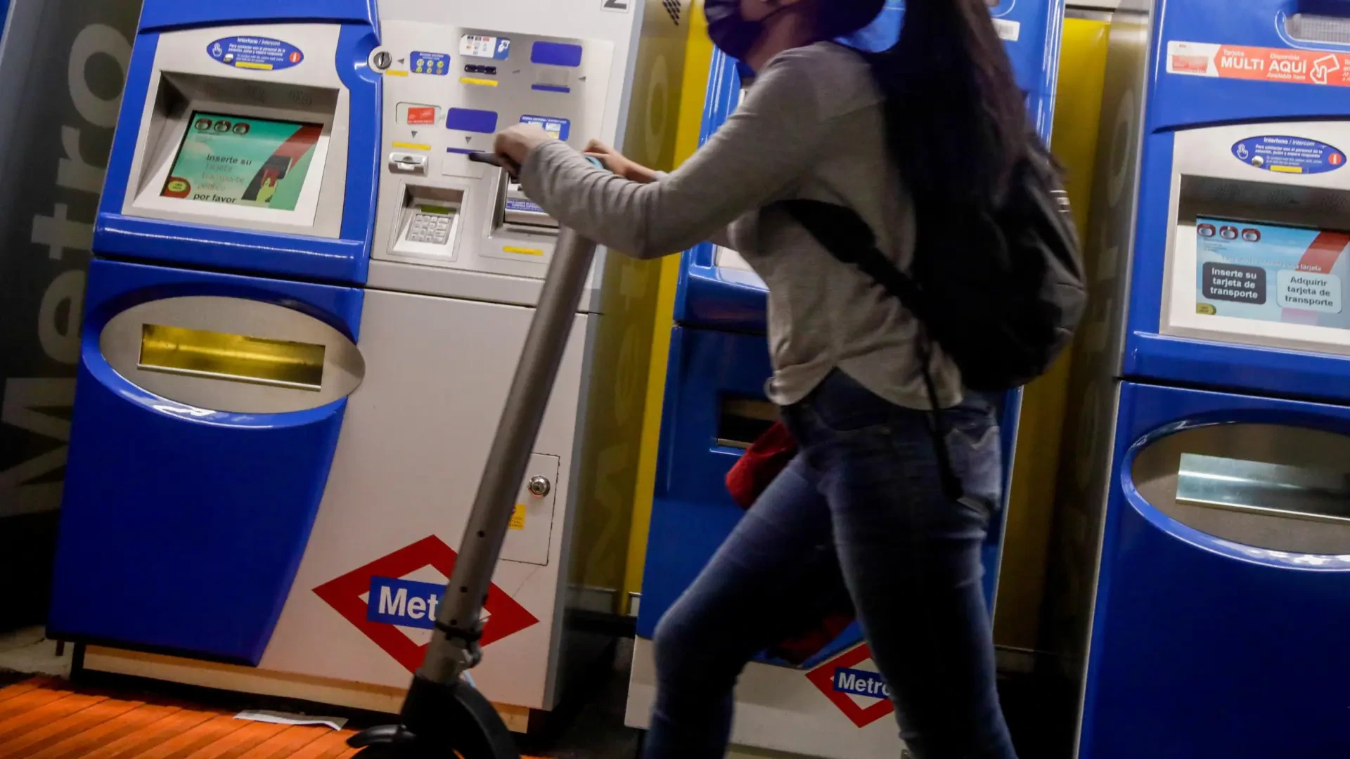 El veto a patinetes eléctricos en el metro y los buses de Madrid cumple tres años a la espera de ser revisado