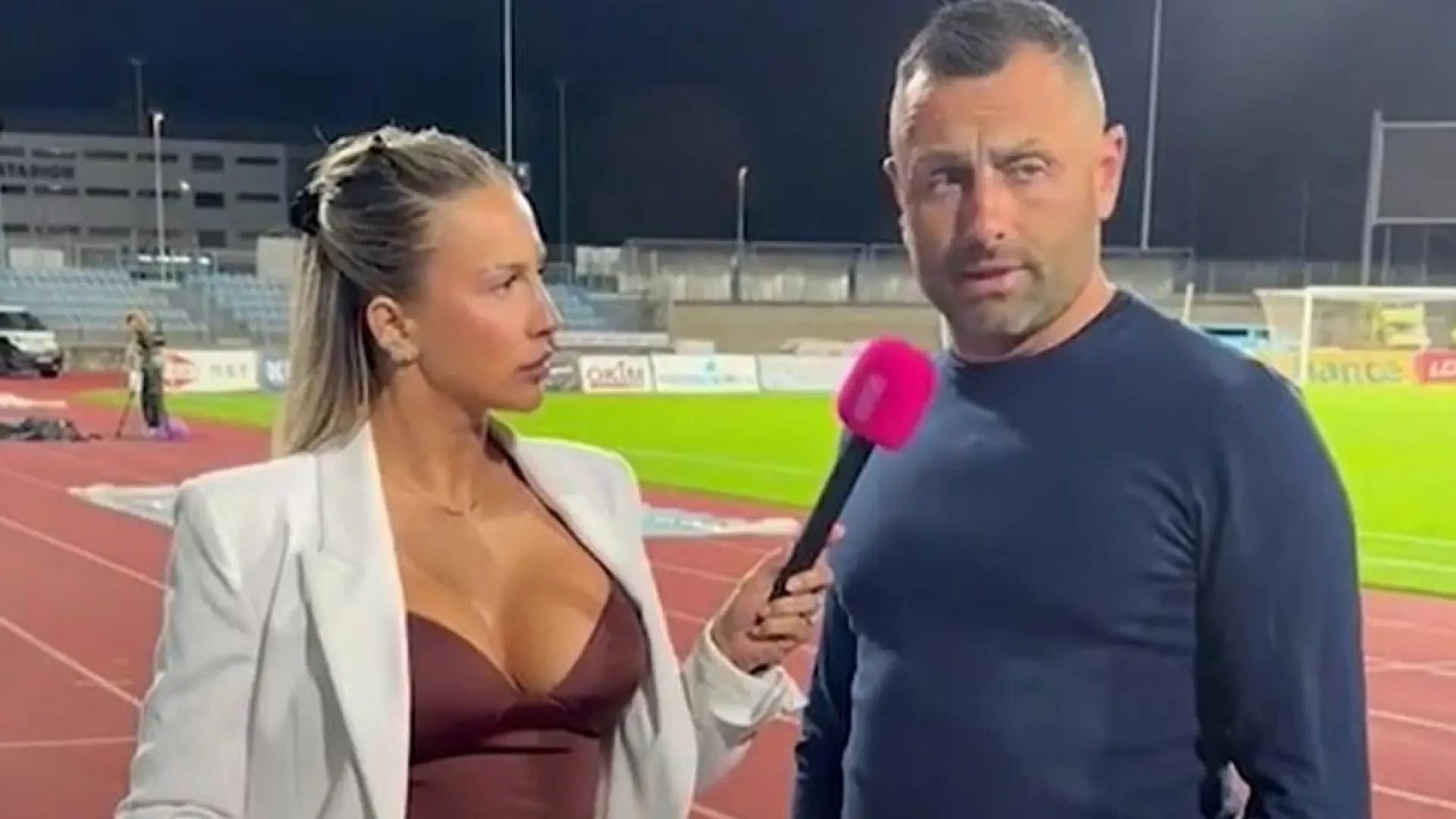 Un entrenador se hace viral por no mirar a la reportera que lo entrevistaba: "Mi mujer me espera en casa"