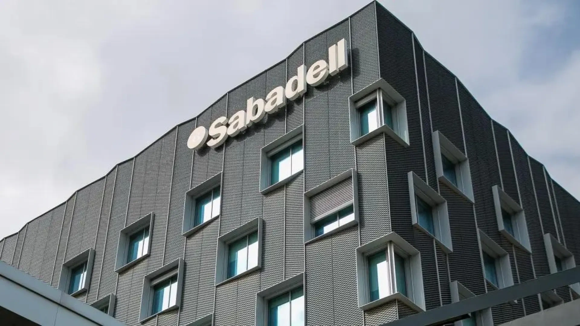 El beneficio de Banco Sabadell se estanca en 1.376 millones hasta septiembre tras la venta de TSB