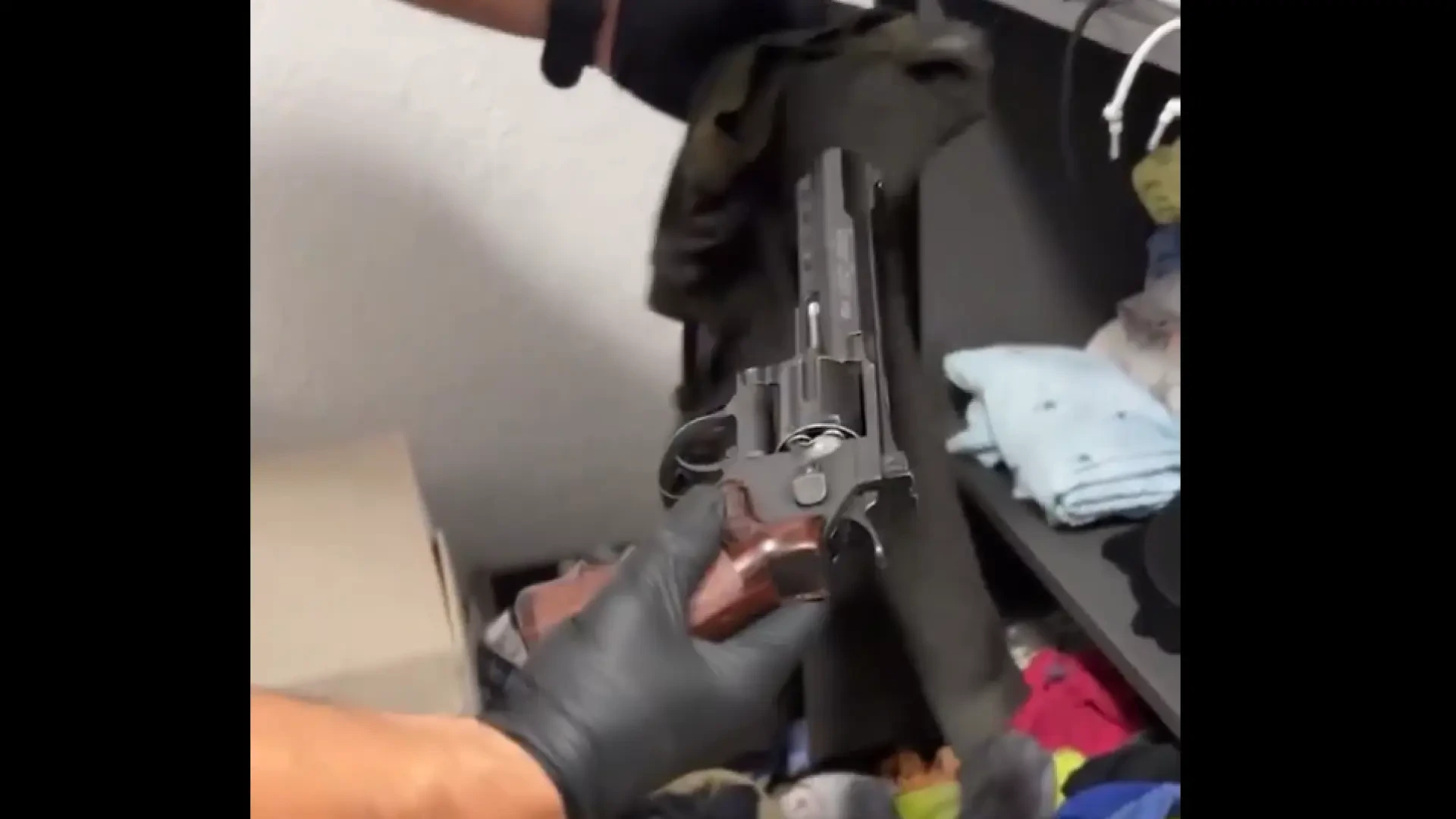 Detenidos por varios robos violentos en Barcelona: llevaban una pistola falsa e iban en una moto robada