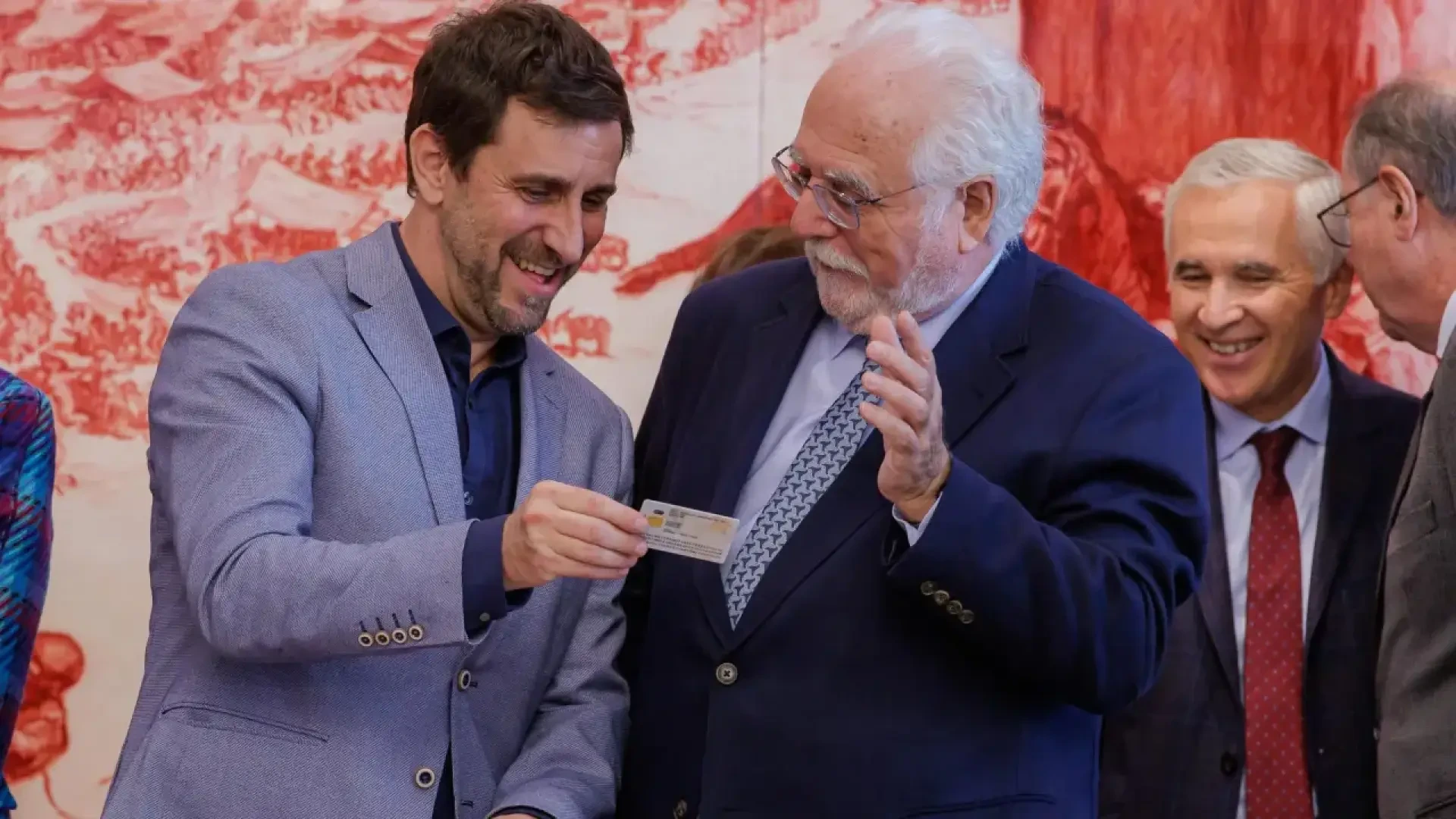 Toni Comín renueva su DNI en España y promete su cargo como eurodiputado "por imperativo legal"