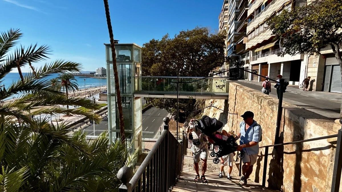 Nadie puja para cambiar el ascensor que conecta el casco antiguo de Alicante con la playa