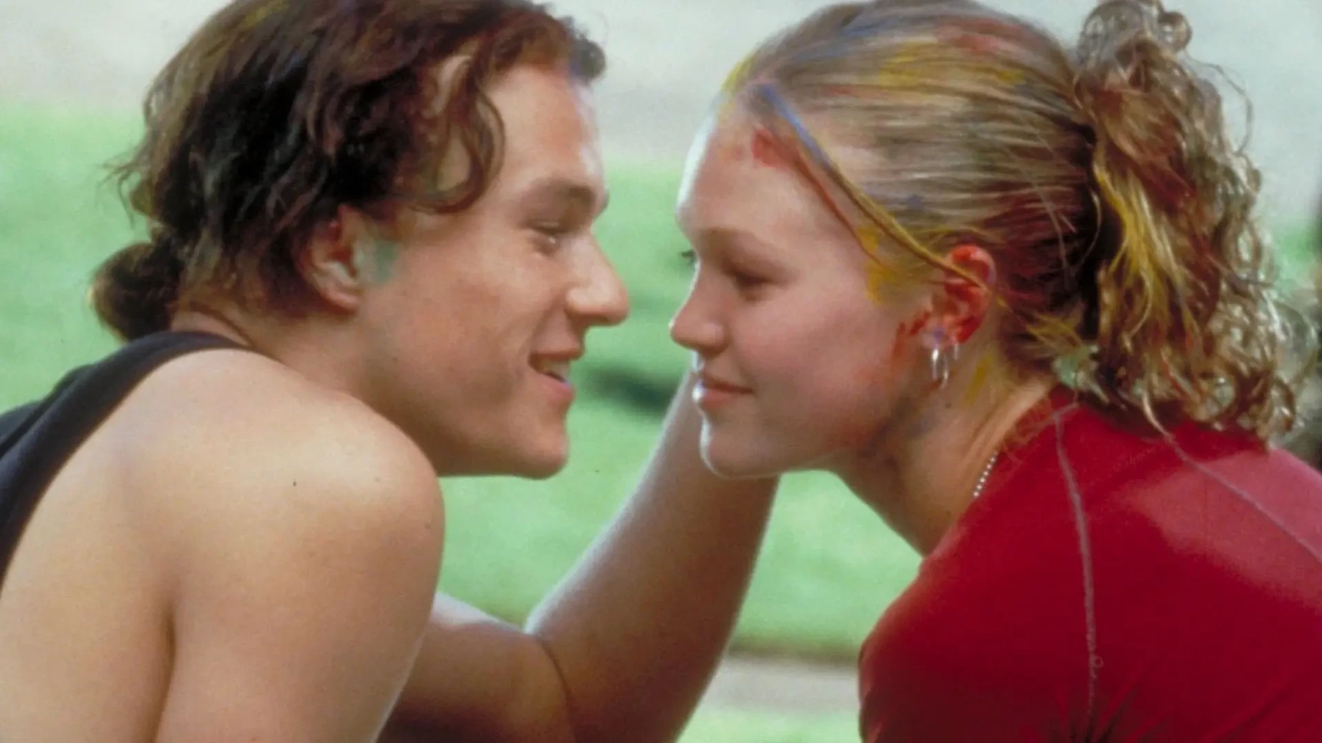 El tierno homenaje de Julia Stiles a Heath Ledger emociona con su sorpresa final: "No te odio, ni siquiera un poco"