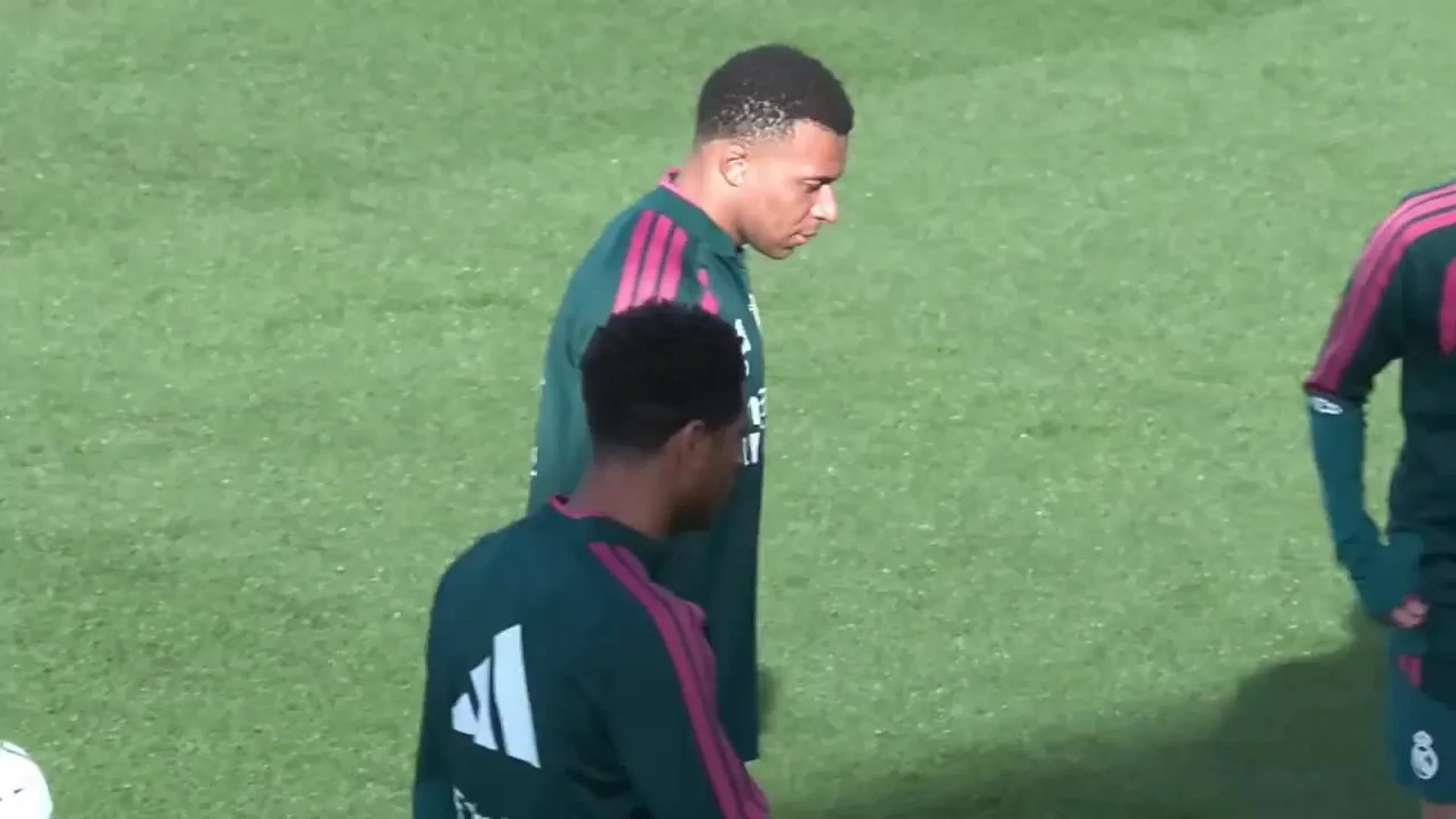 El Madrid termina de preparar el clásico y Asencio vuelve a pisar el césped