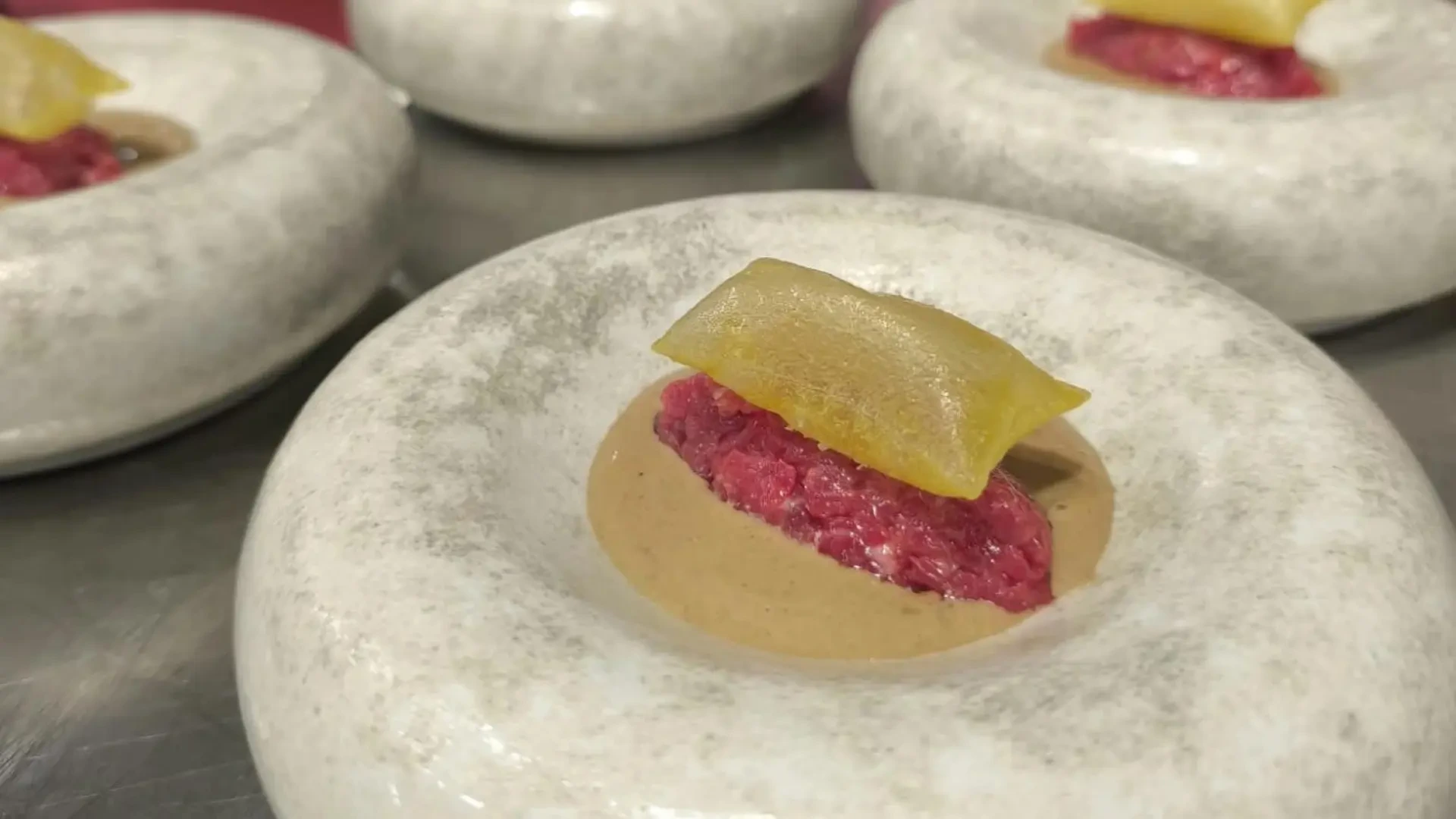 Con salsa foyot y patata souflé y firmado por un chef que trabajó con Dani García: así es el mejor steak tartar de Alicante