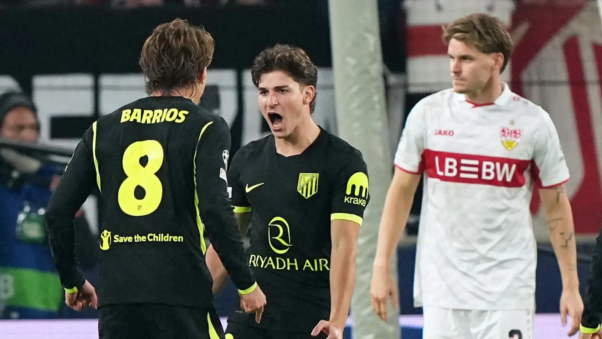 El Atleti sobrevive al Stuttgart con uno menos y gracias al estreno goleador este curso de Julián Álvarez