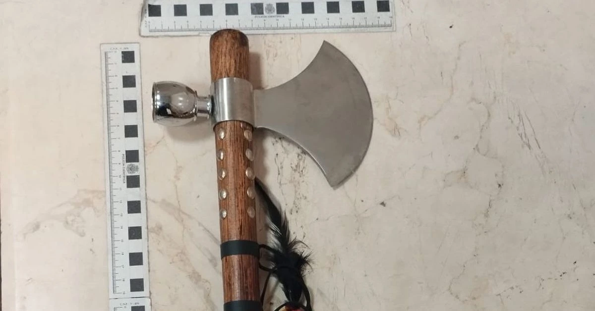 Un ex convicto regresa con un hacha a un bar de La Unión, en Málaga, tras una pelea con un hombre