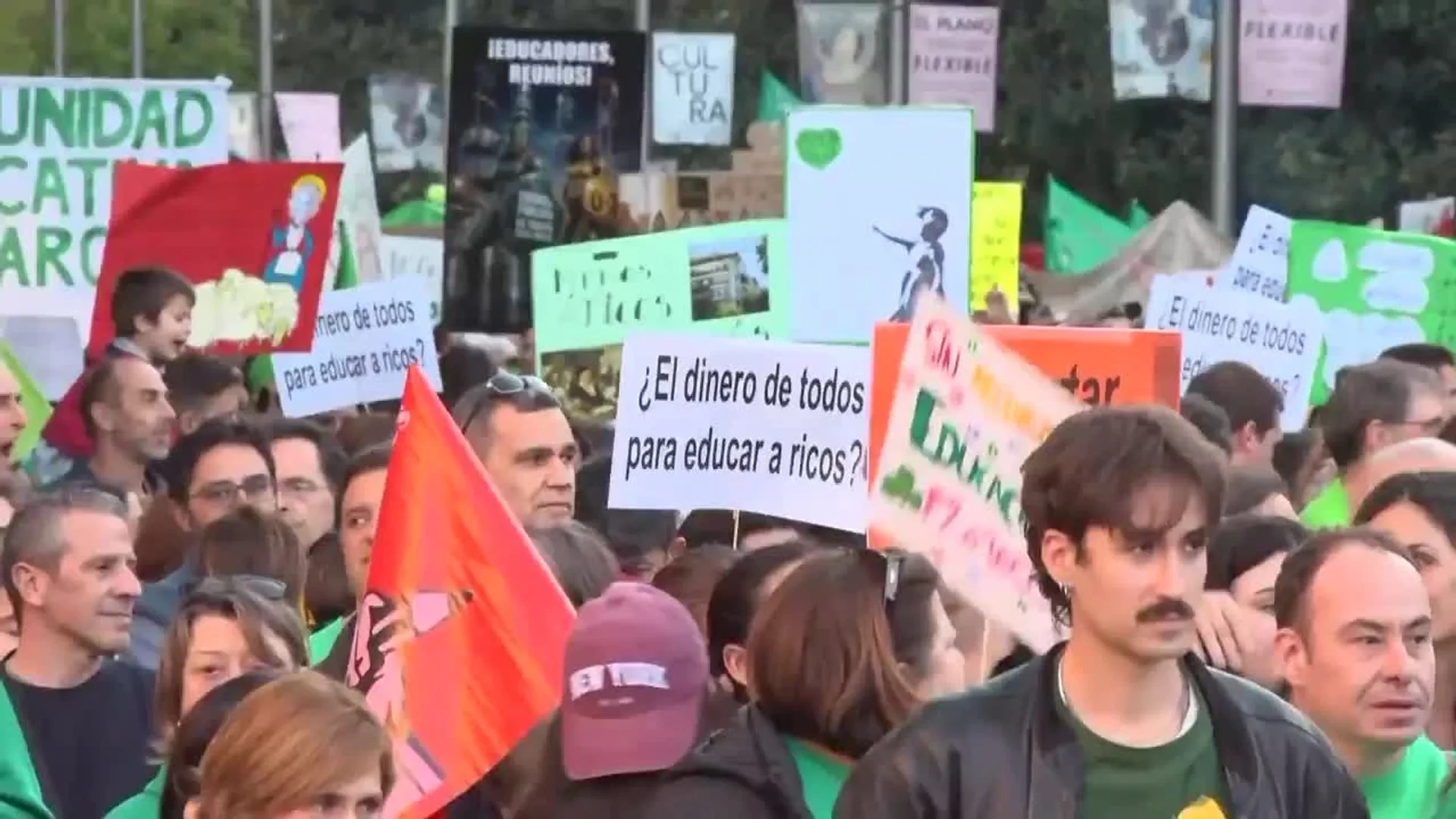 Profesores marchan en Madrid para exigir "una negociación" a la consejera de Educación