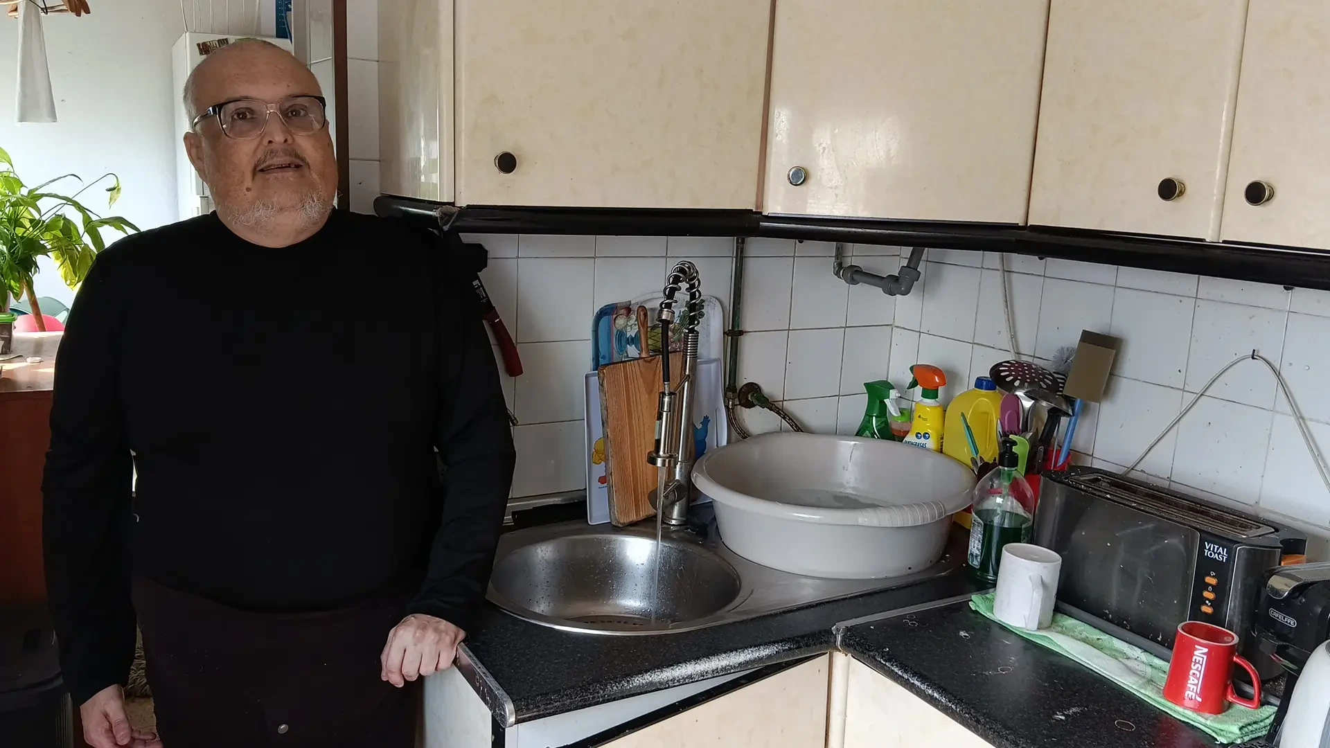 La batalla de Juan Carlos por recuperar la presión del agua en su vivienda: "No puedo ni ducharme"