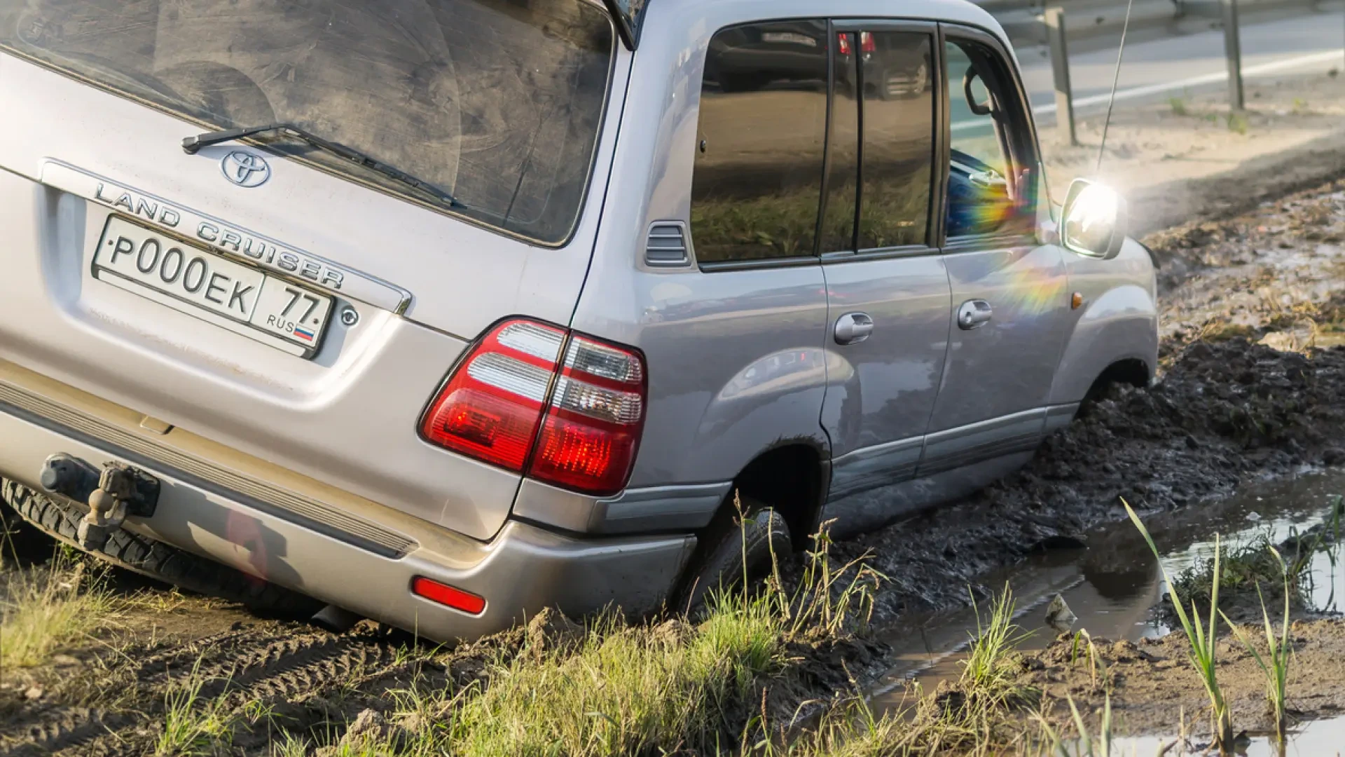 La técnica correcta para desatascar un coche del barro sin la ayuda de herramientas