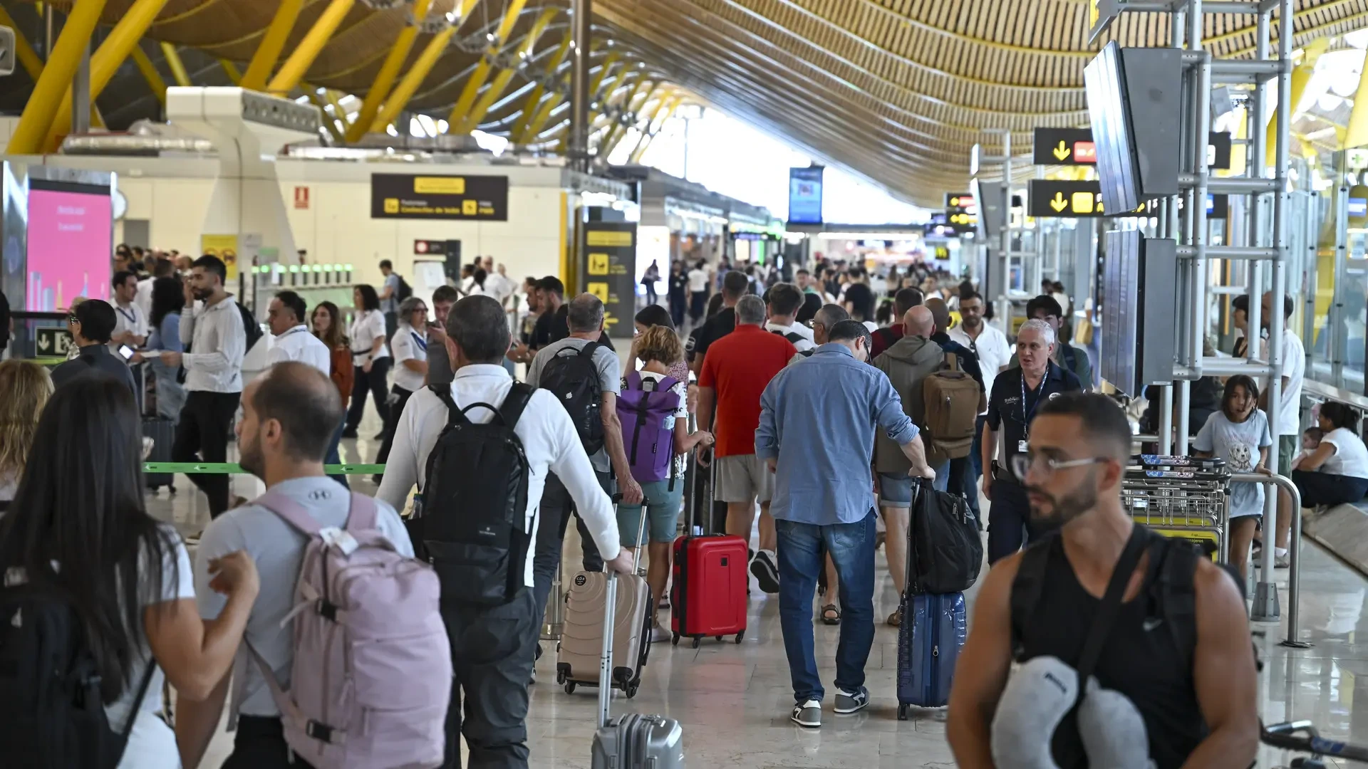 Las aerolíneas aumentan un 5,5% la oferta en invierno pero temen posibles recortes por la crisis del queroseno