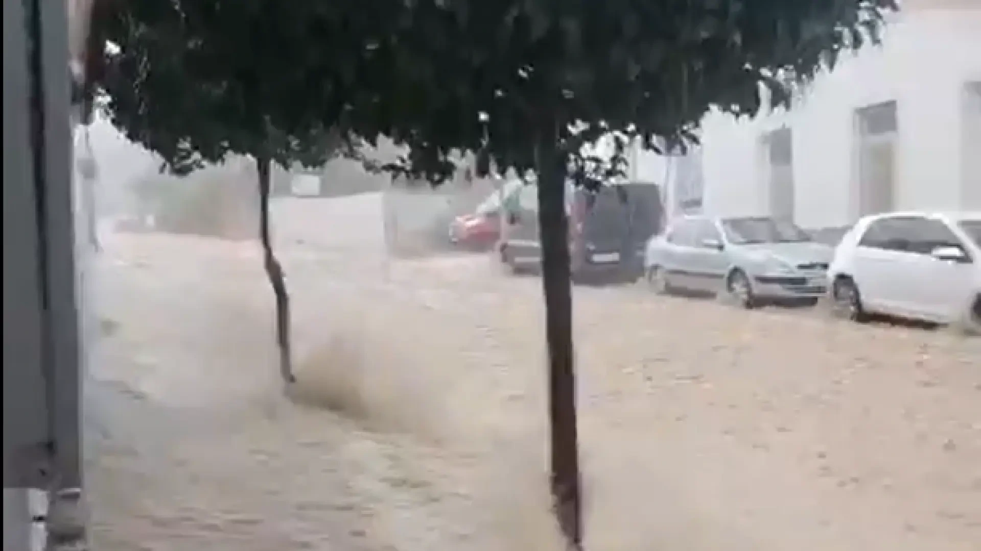 Una fuerte tromba de agua y granizo deja casas y calles anegadas, muros caídos y daños en coches en Arcos