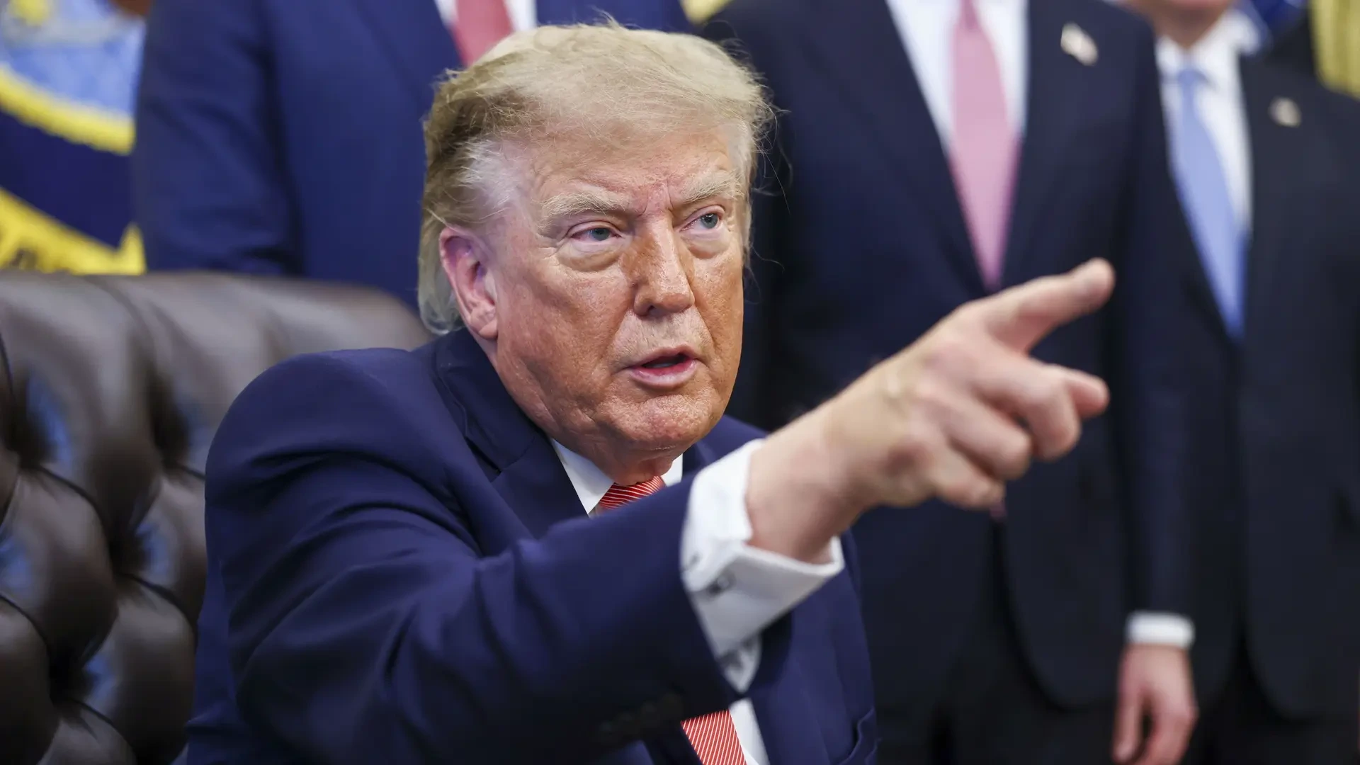 Trump se encara con otro periodista en el Despacho Oval: "¡Cállate! ¿Qué te pasa, eres un enfermo?"