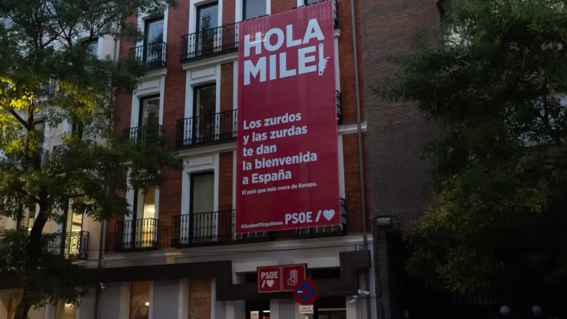 El PSOE recibe a Milei con una irónica lona en Ferraz: "Los zurdos y las zurdas te dan la bienvenida a España"