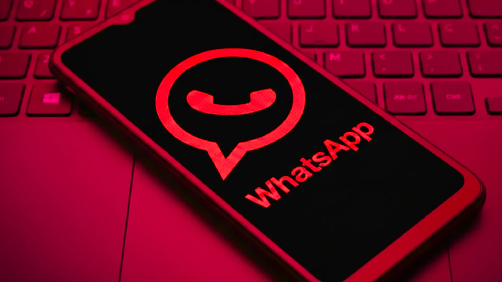 Una falsa app de WhatsApp se cuela en Google Play, aparece como anuncio y supera las 500.000 descargas