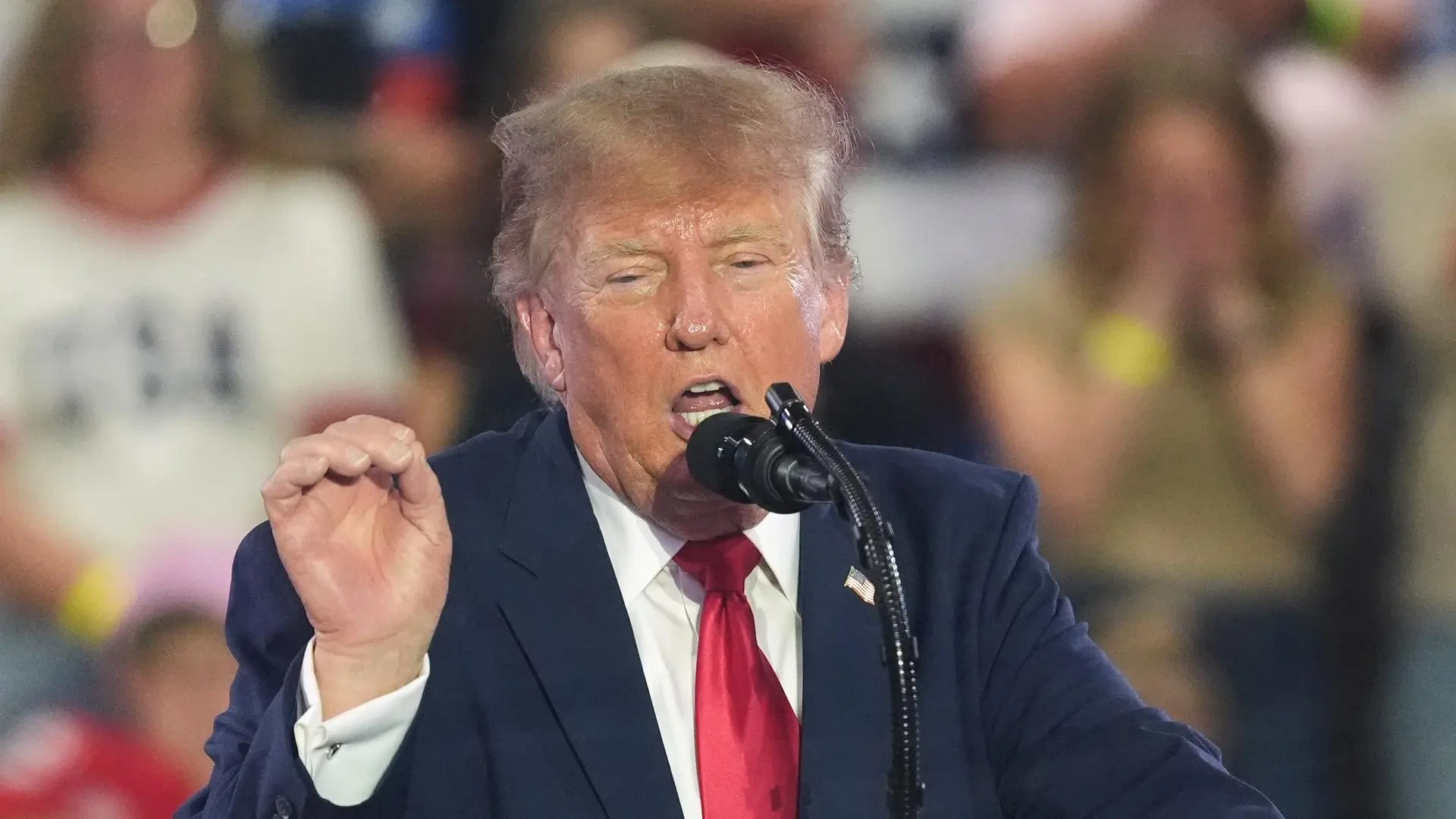 Trump alerta de los "cientos de miles" de "gentes airadas" que entraron en España "hace un mes"