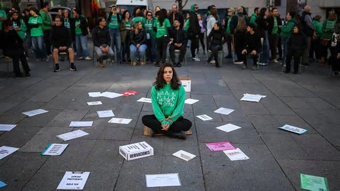 Tensión y cortes en la Gran Vía de Madrid en una nueva jornada de huelga en la educación madrileña