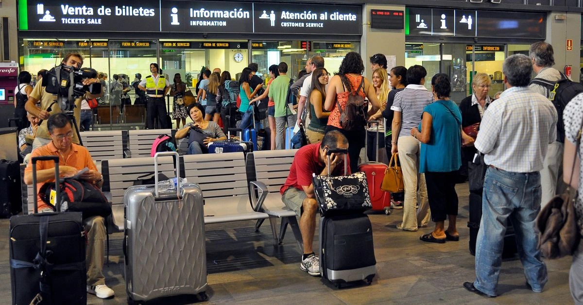 Cómo viajar de Sevilla a Madrid tras el accidente de tren: autobuses alternativos, horarios y cambios de billetes
