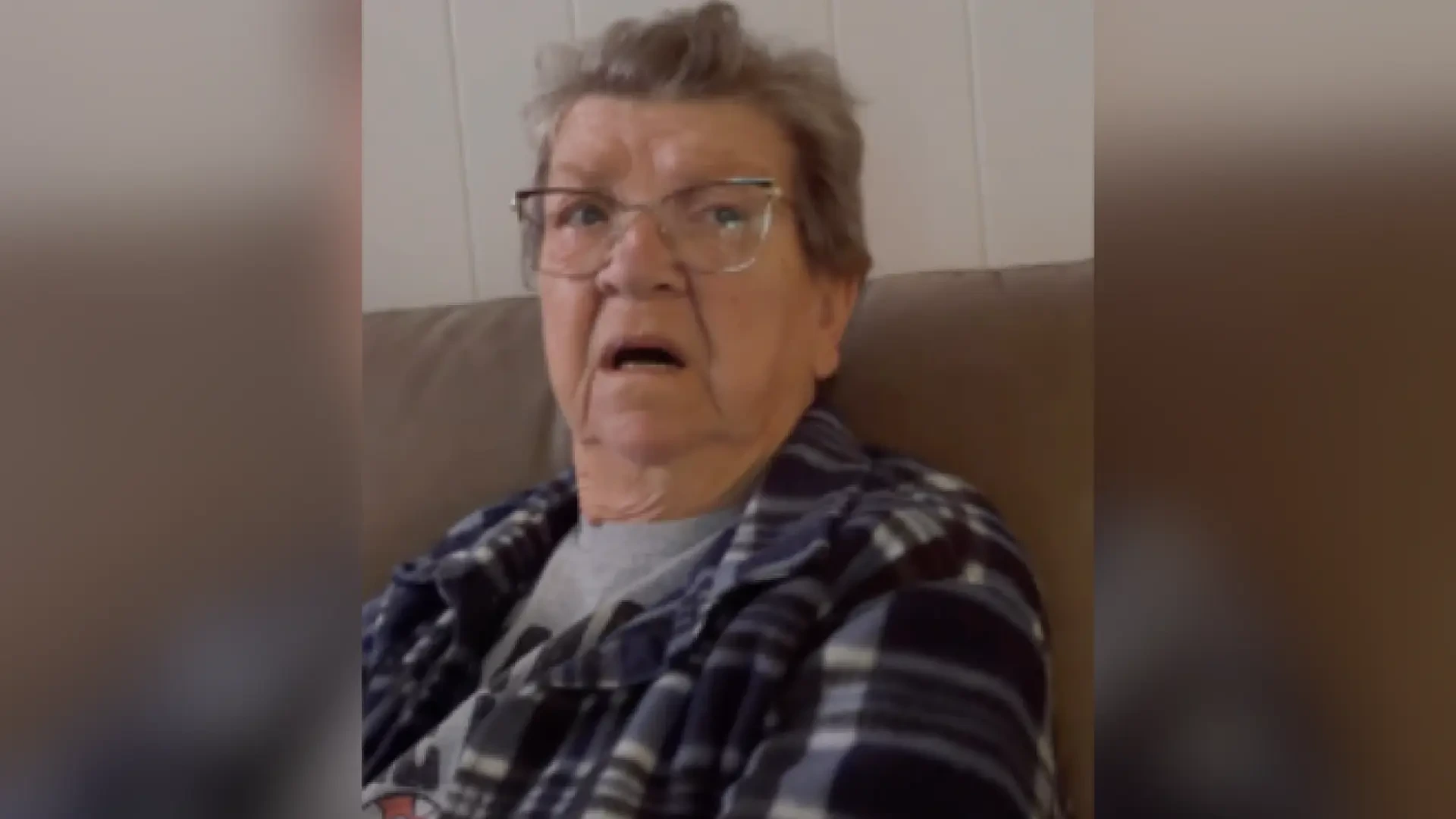 La divertida reacción de una abuela al verse dentro de la película 'Obsesión': "Se está cuestionando todo"