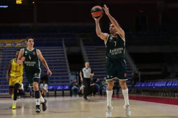 El Real Madrid convierte el triple en un arma de destrucción masiva