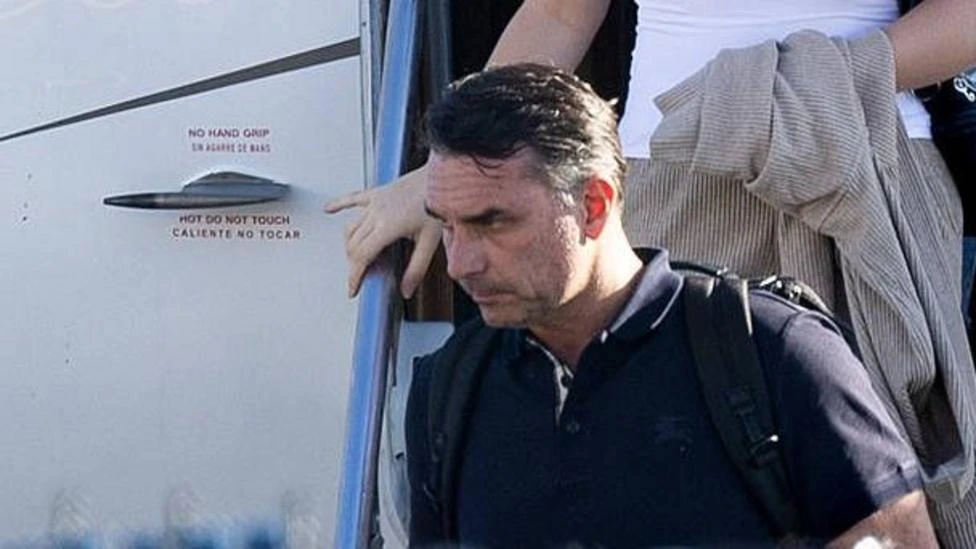 Imágenes muestran a Flávio Bolsonaro aterrizando en Miami luego de su derrota en las elecciones de Brasil
