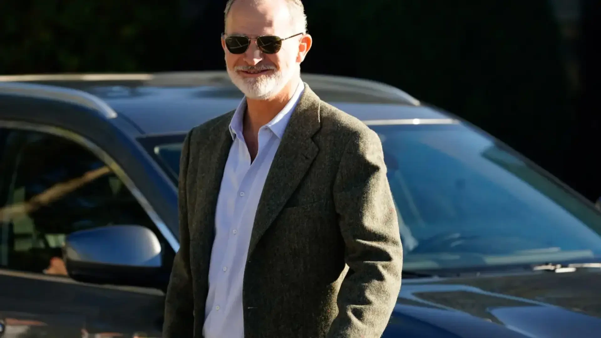 El Rey Felipe VI sale con gafas oscuras de la clínica donde ha sido operado de cataratas: "Debe evitar grandes esfuerzos unos días"