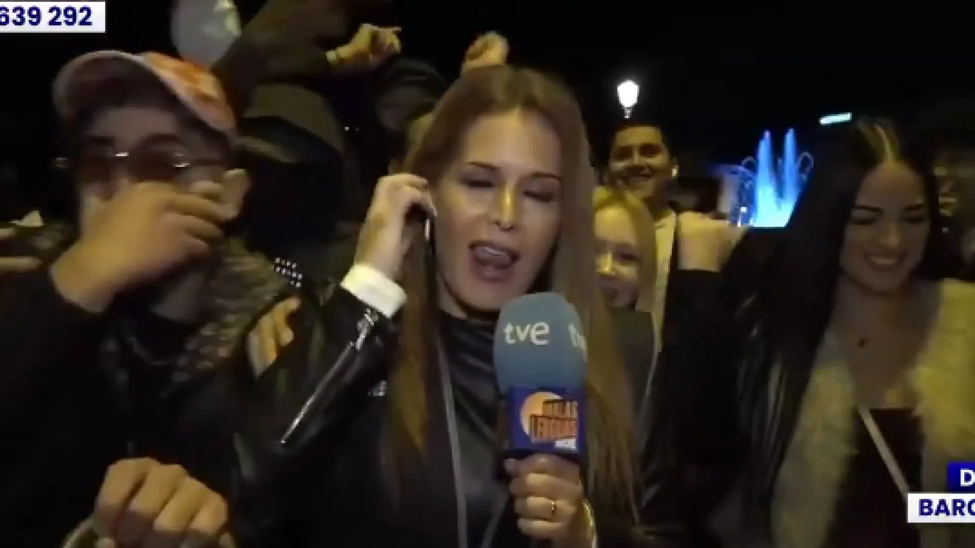 Un grupo de manifestantes en Barcelona rodea y empuja a una reportera de TVE: "¿Nos dejáis trabajar?"