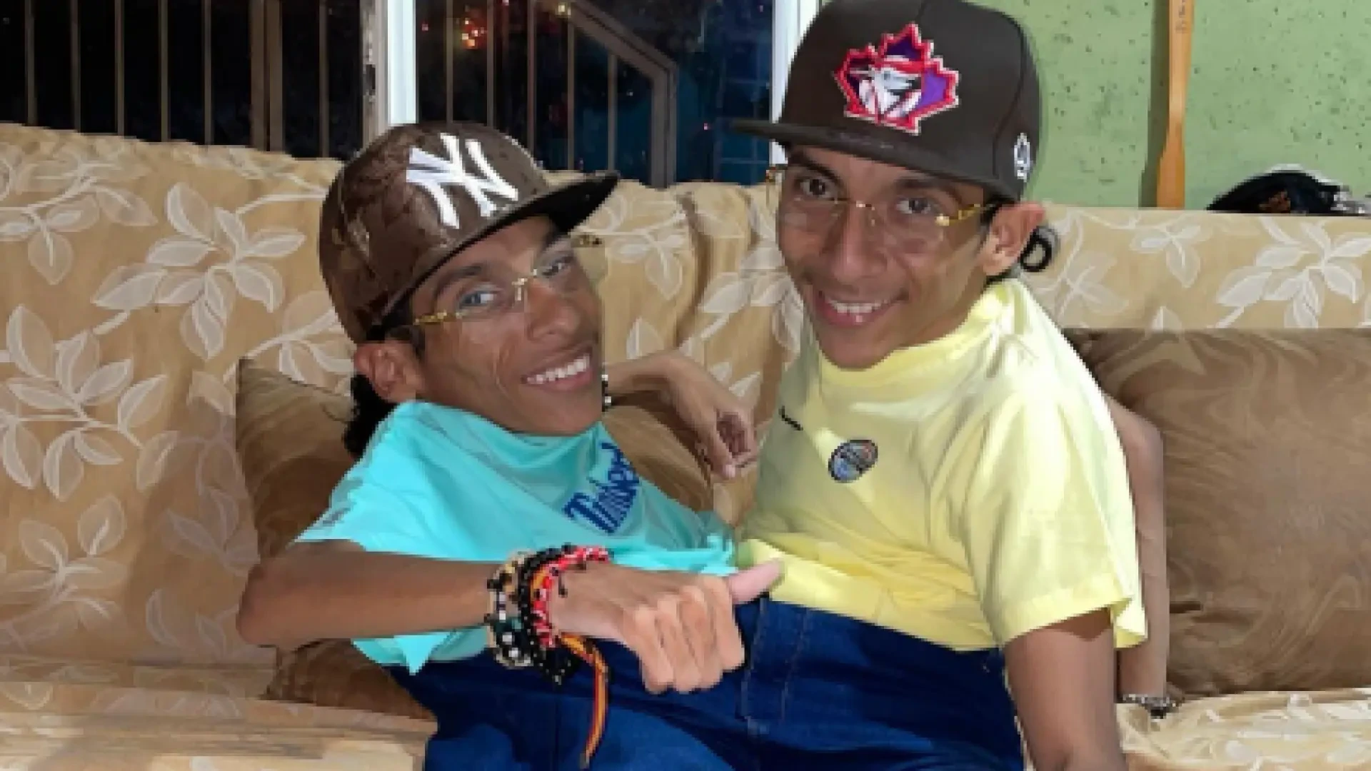 El emotivo funeral de los hermanos siameses de Ecuador, José Luis y José Armando, tras su muerte: flores, una misa y una procesión