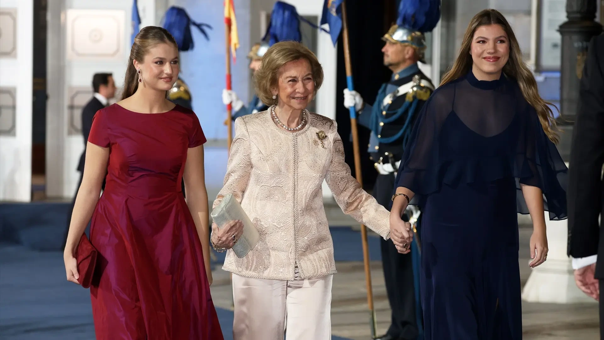 De los complementos dorados de Letizia al color tendencia de Leonor: las claves de 'invitada royal' en los Princesa de Asturias