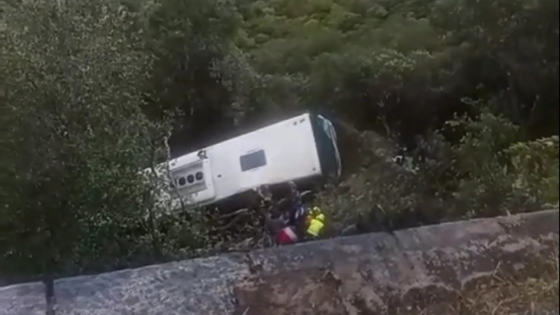 Grave accidente de autobús al caer por un terraplén de 20 metros en Barcelona: hay 40 heridos, 20 de ellos graves