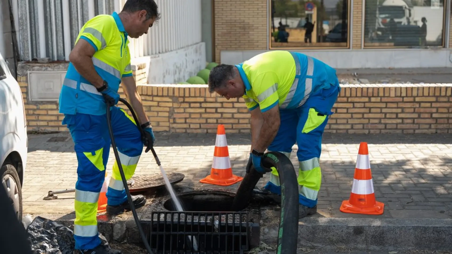 Limpieza de imbornales, mejora del drenaje de las calles y tecnología punta: así se prepara Sevilla para las lluvias
