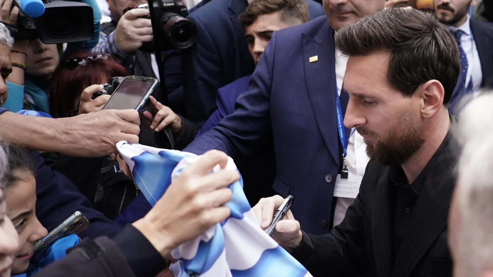 Leo Messi desata la locura en Oviedo entre gritos y aplausos de sus admiradores
