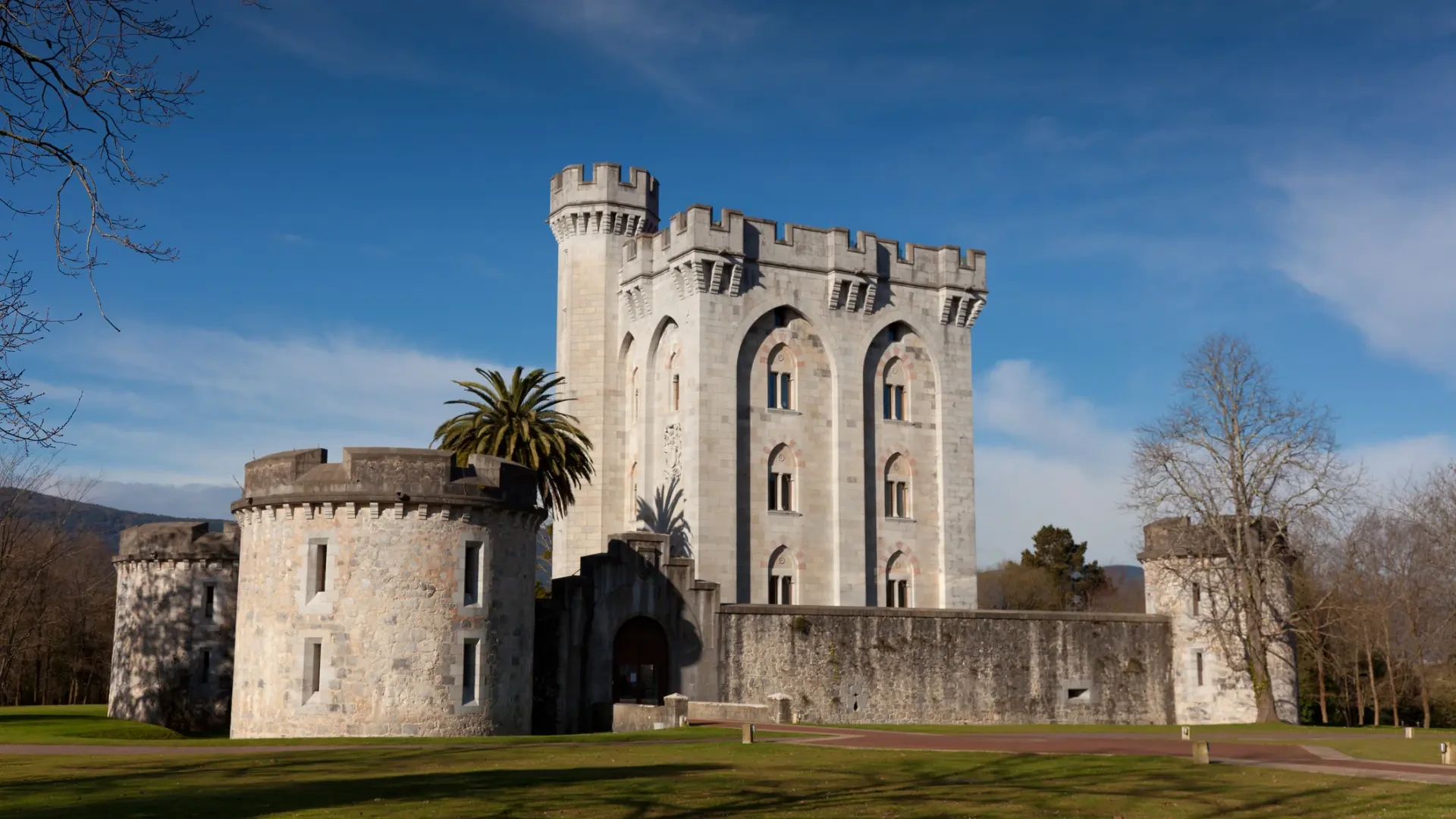 El increíble hotel ubicado en un castillo del siglo XIII que perteneció a Napoléon III y que está en un paraje mágico