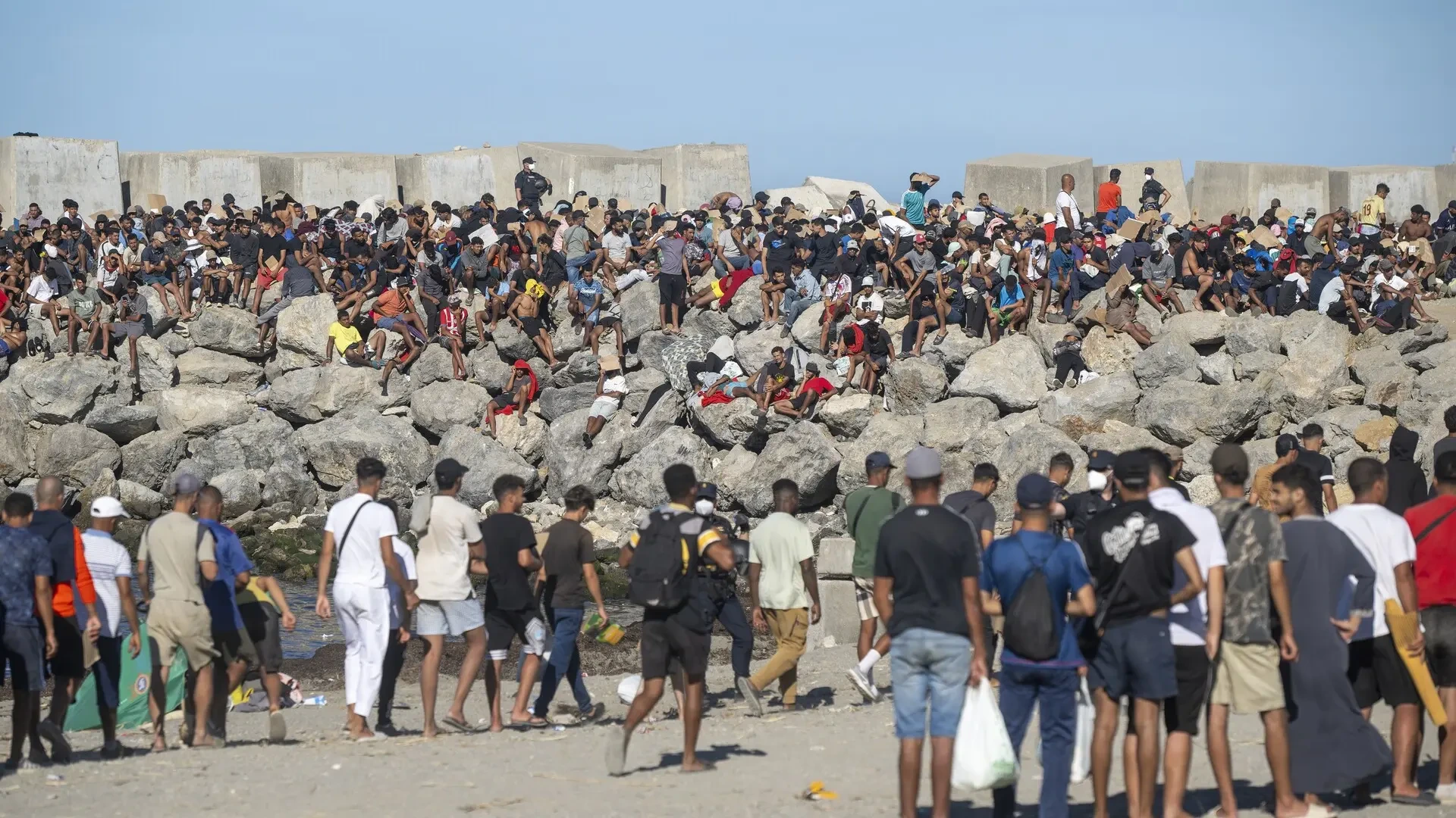 Un policía dice a la jueza Tardón que mandos marroquíes organizaron "oleadas" para entrar en Ceuta