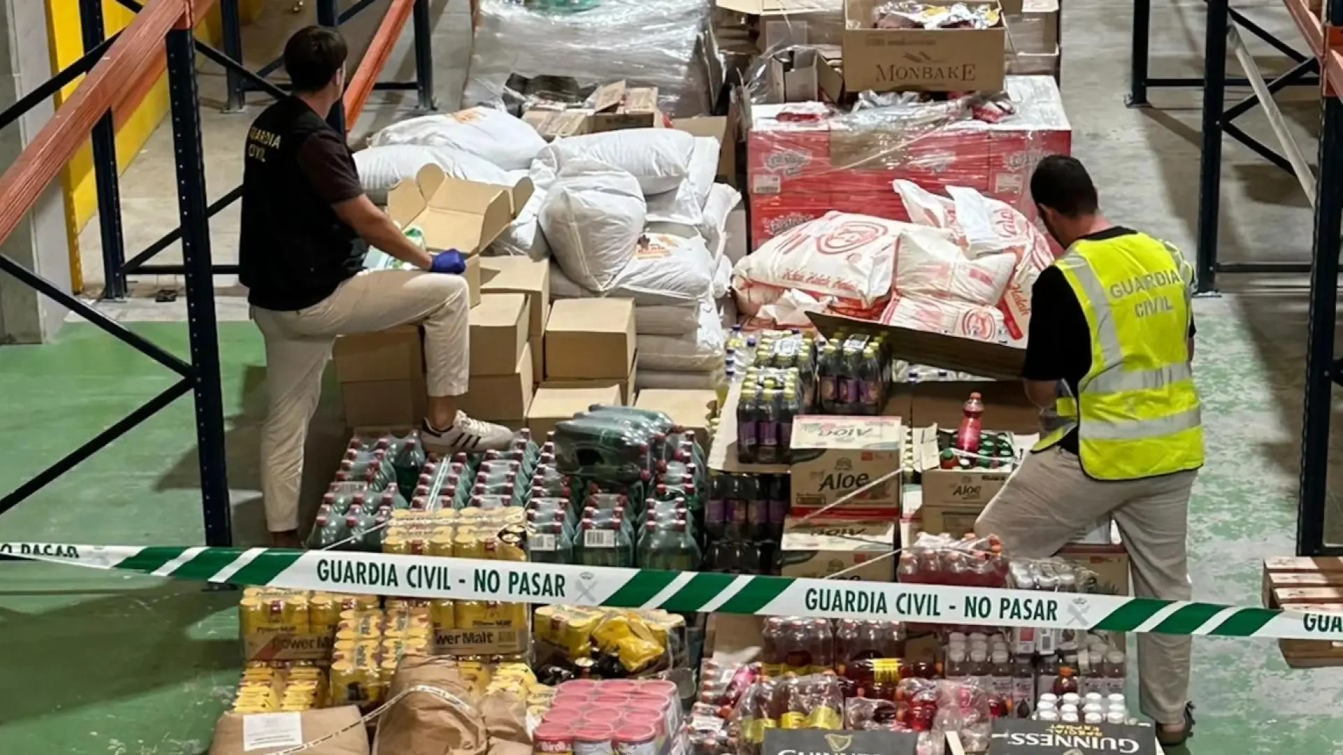 Retiran siete toneladas de alimentos caducados en dos almacenes que distribuían a varias tiendas de Girona