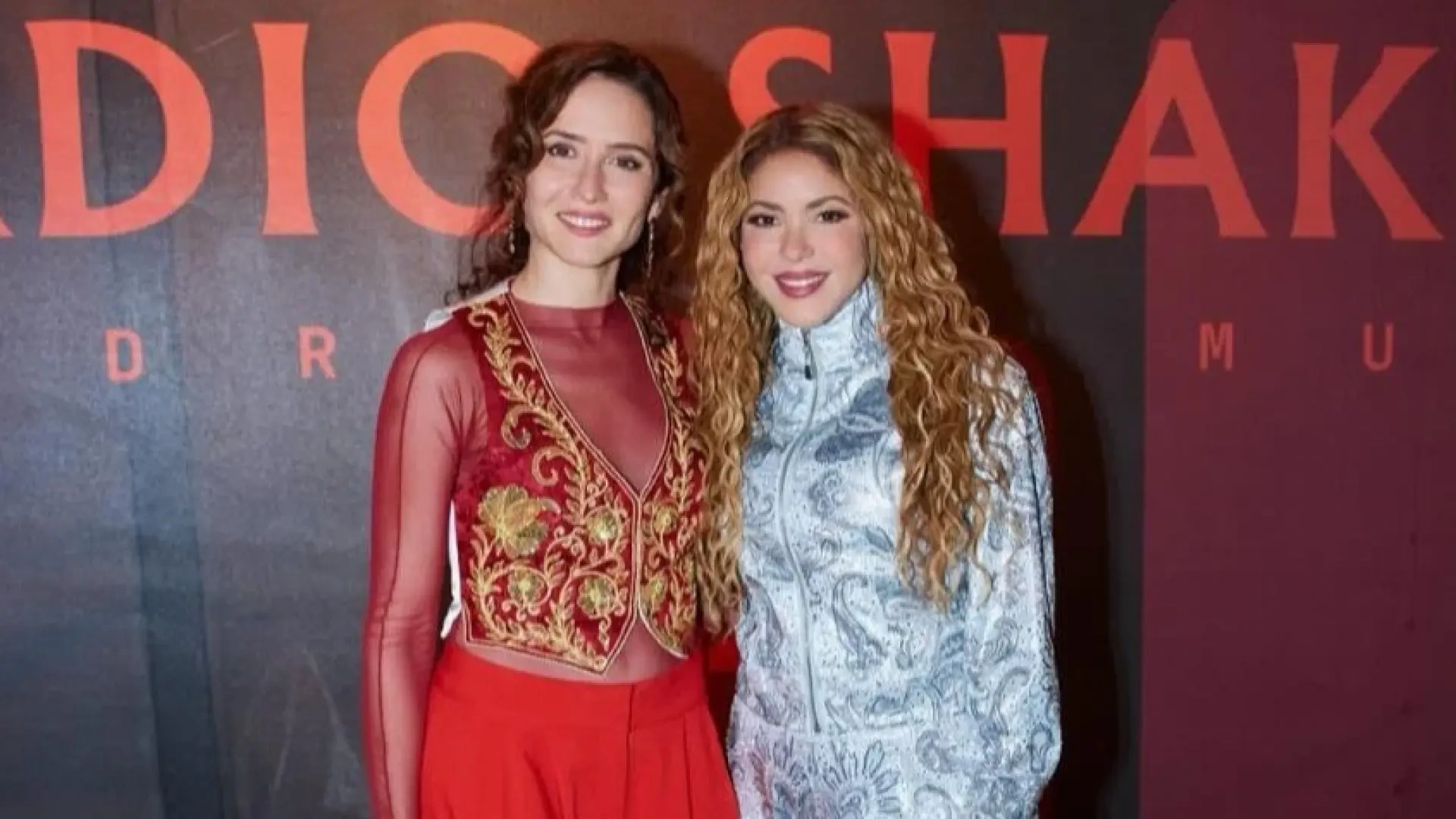 Ayuso publica en redes una foto junto a Shakira para felicitarla por "hacer historia en Madrid"