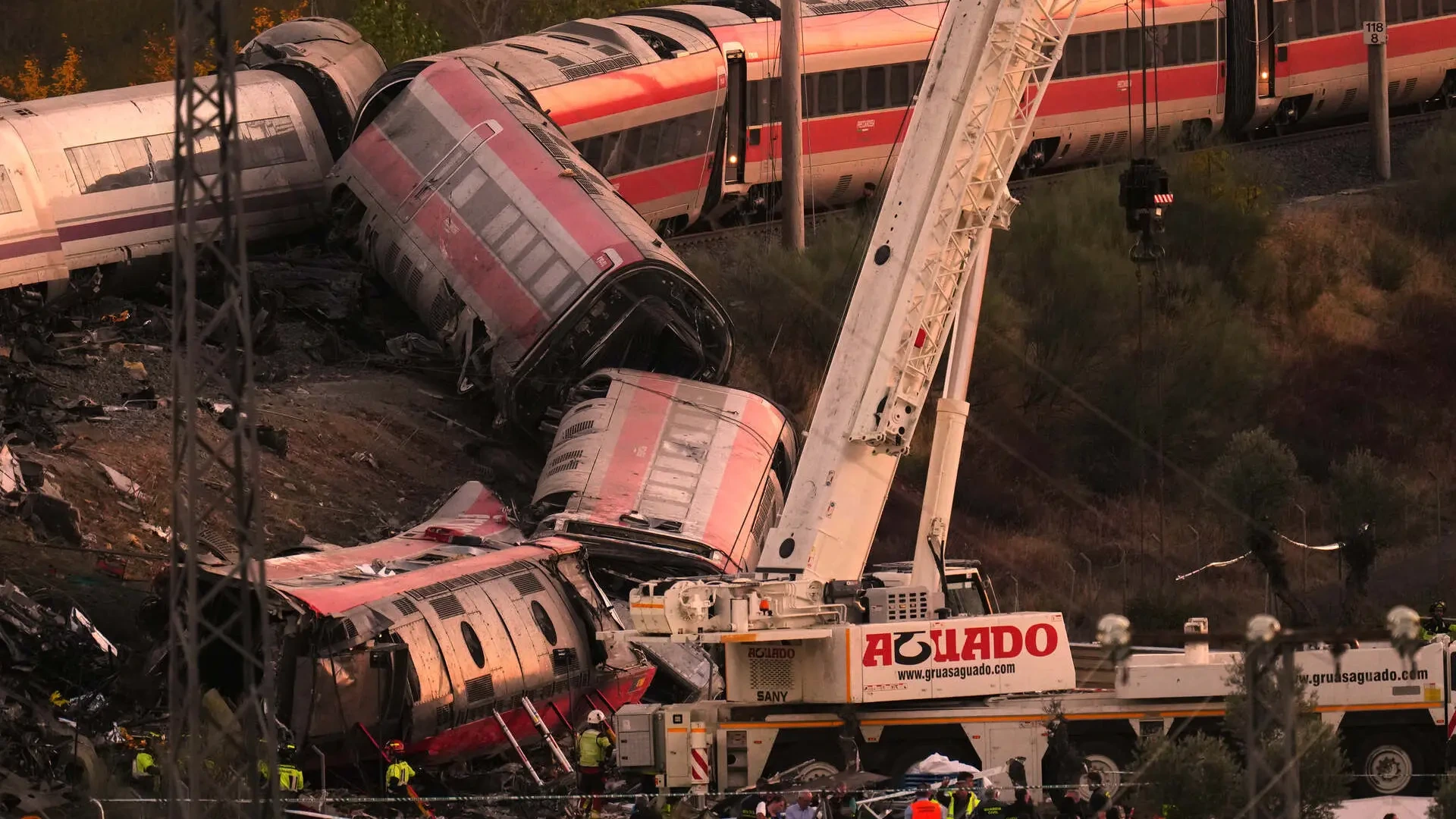 Un grupo de 'Bukaneros' del Rayo que iba en el tren siguiente de los afectados en Urda auxilió a los heridos sobre el terreno