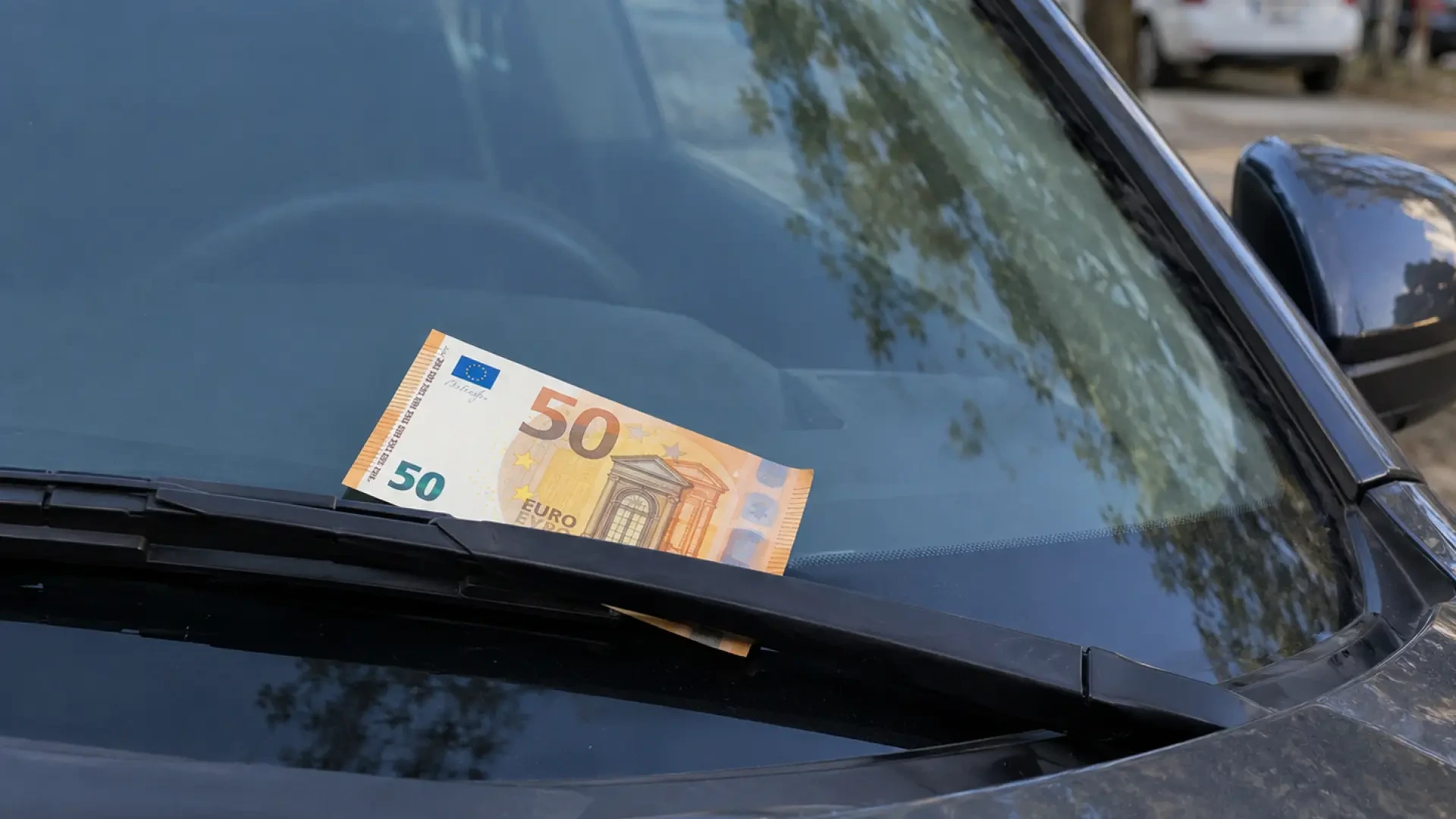 La Policía Nacional sobre la técnica de moda para robar en coches: "Los delincuentes dejan un billete de 50 euros en el parabrisas que es falso"
