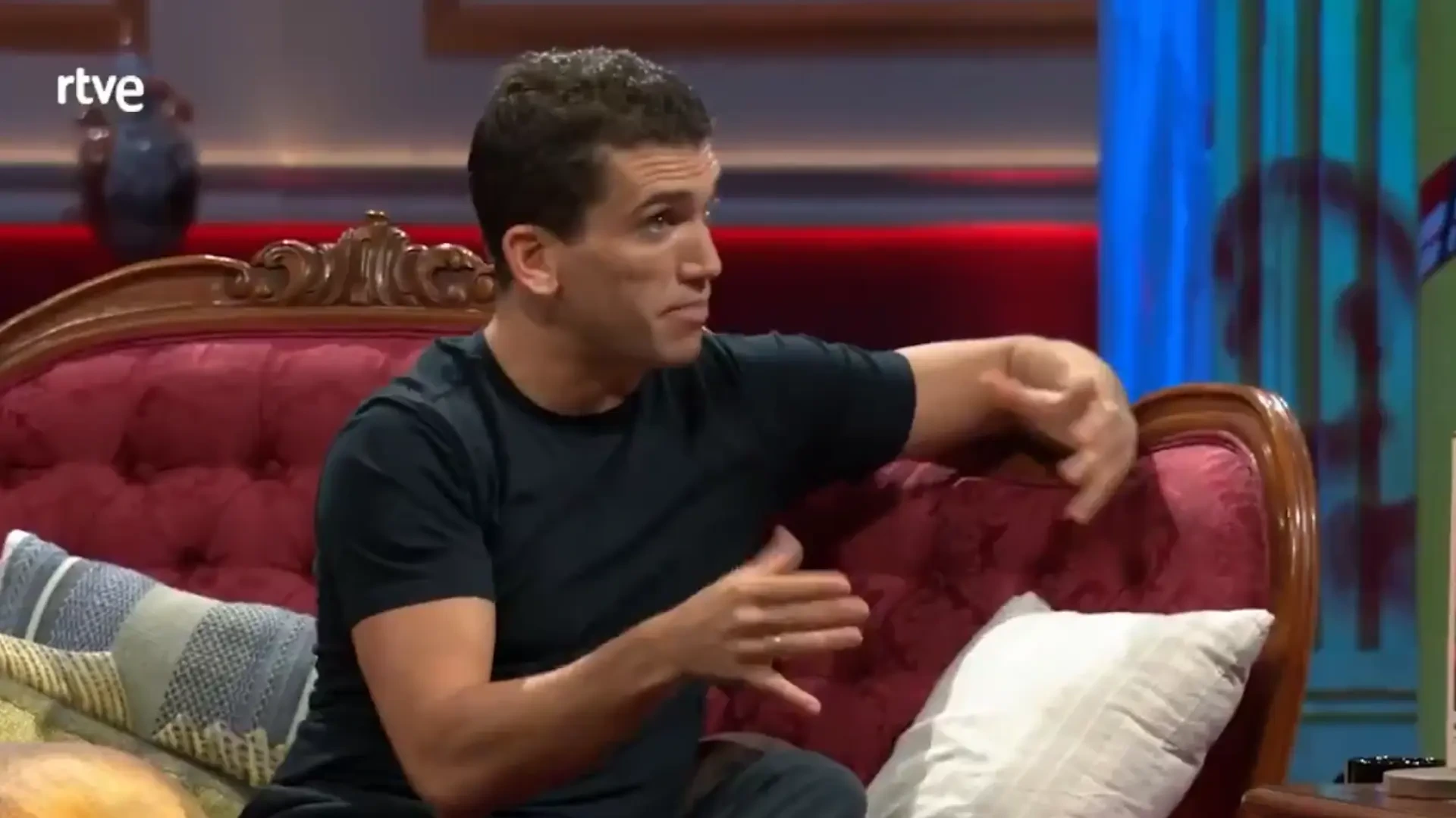 El regalo de Jaime Lorente a David Broncano para la continuidad de 'La Revuelta' tras las elecciones