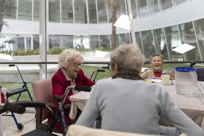 Condenada la Comunidad de Madrid por discriminar a una mujer de 72 años en el acceso a una residencia