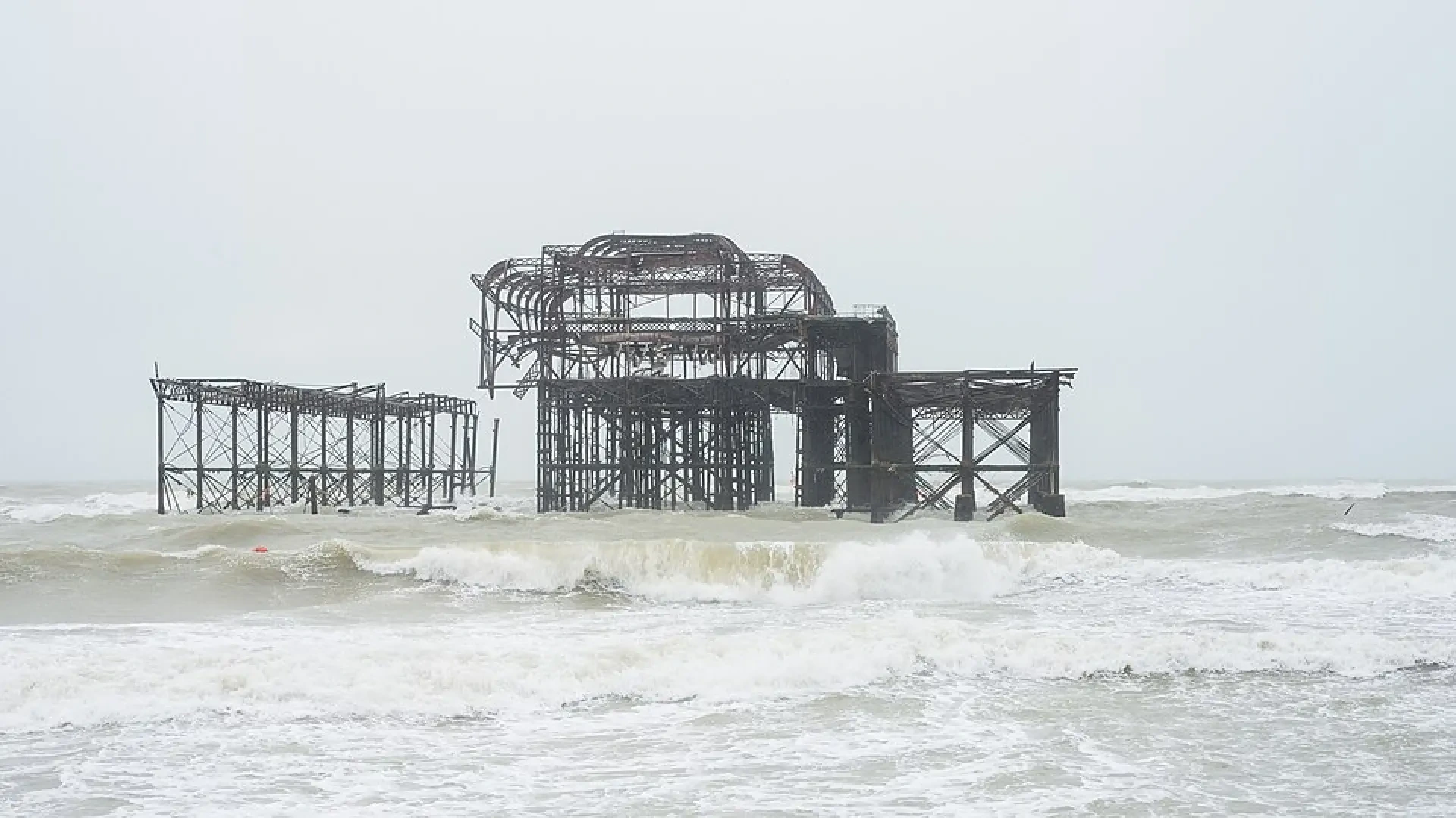 La borrasca Austen se lleva por delante parte del histórico embarcadero de Brighton