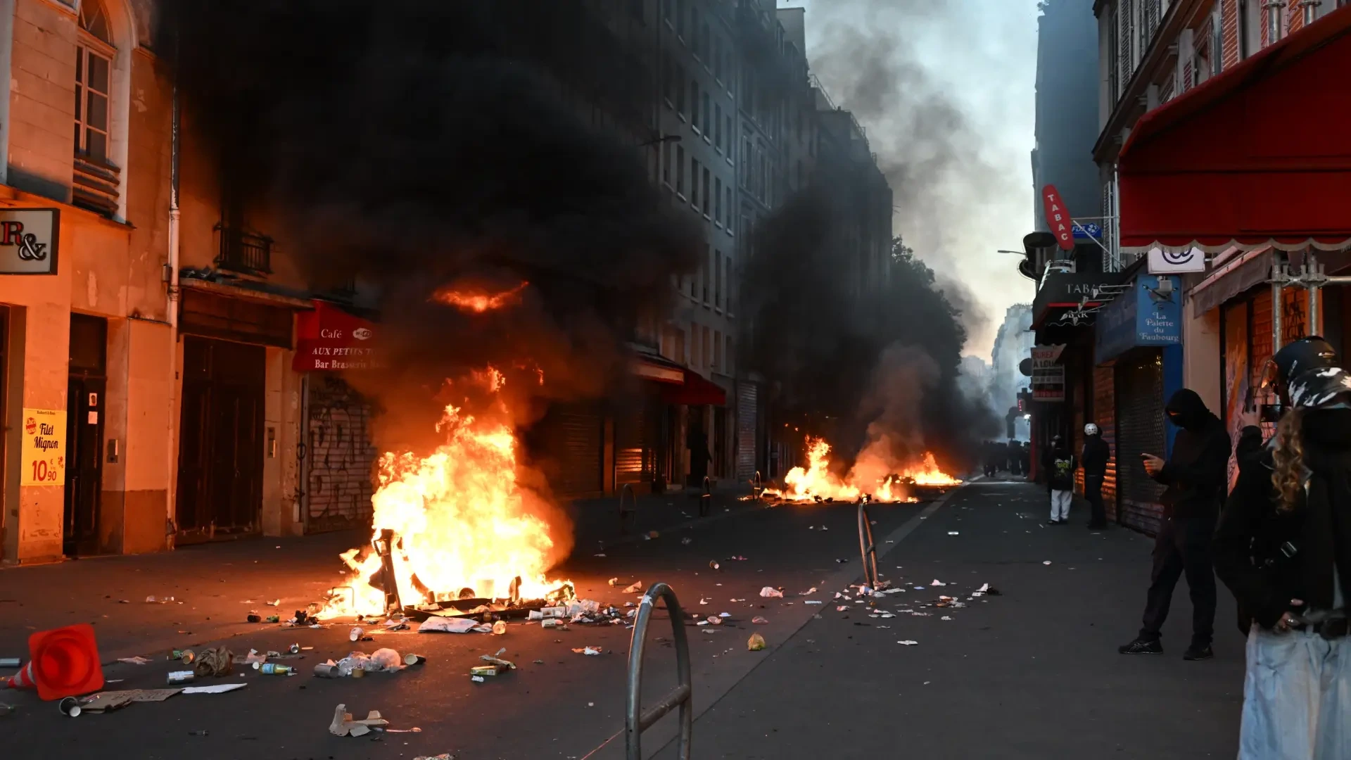 La prima de riesgo de Francia se dispara en plena oleada de disturbios y amenaza con desatar una crisis de deuda